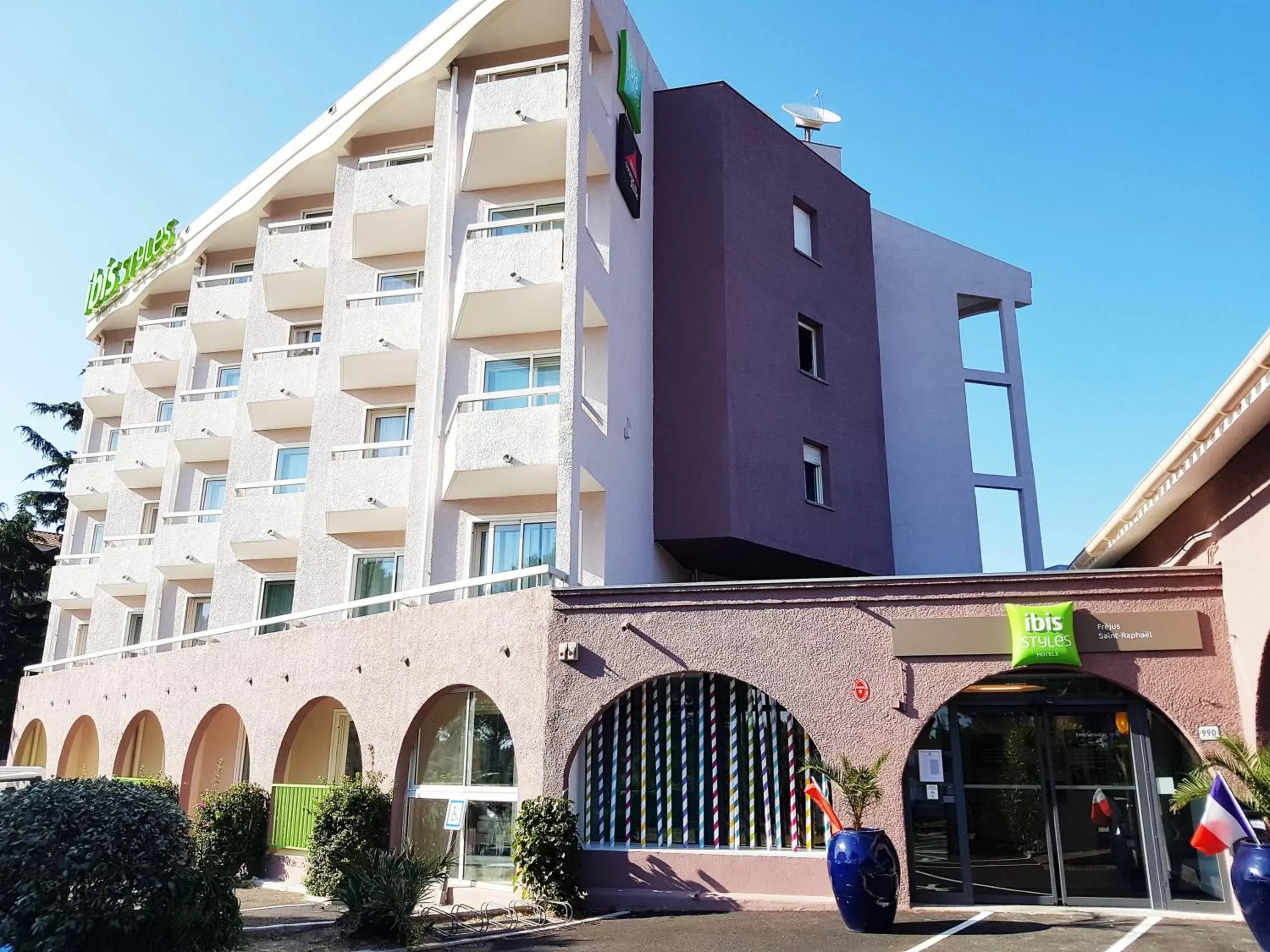 Facade/entrance, Property Building in ibis Styles Fréjus St Raphael