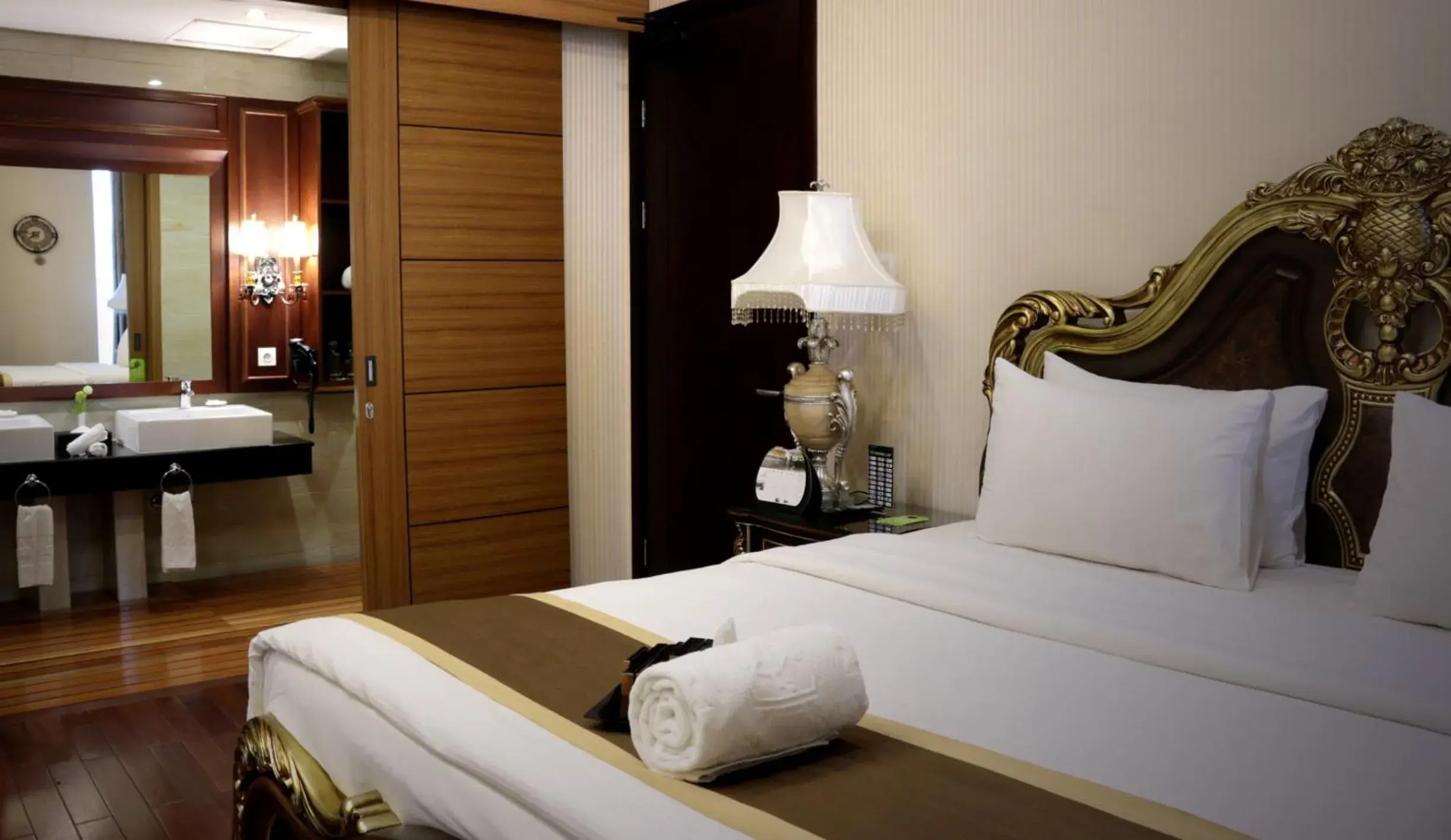 Photo of the whole room, Bed in Java Palace Hotel