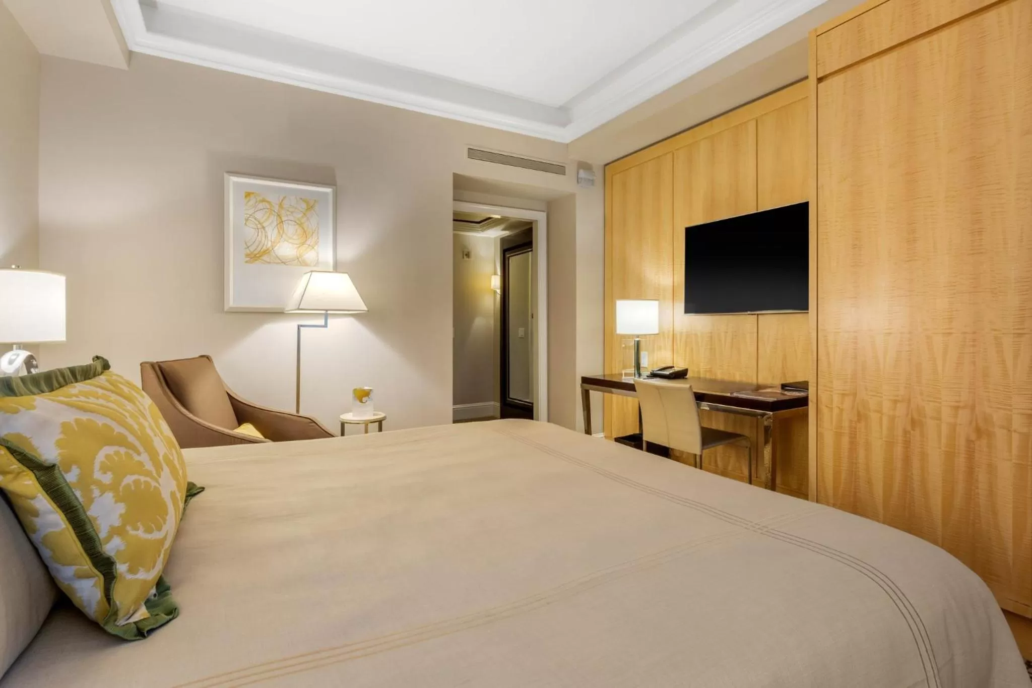 Facade/entrance, Bed in Omni Berkshire Place