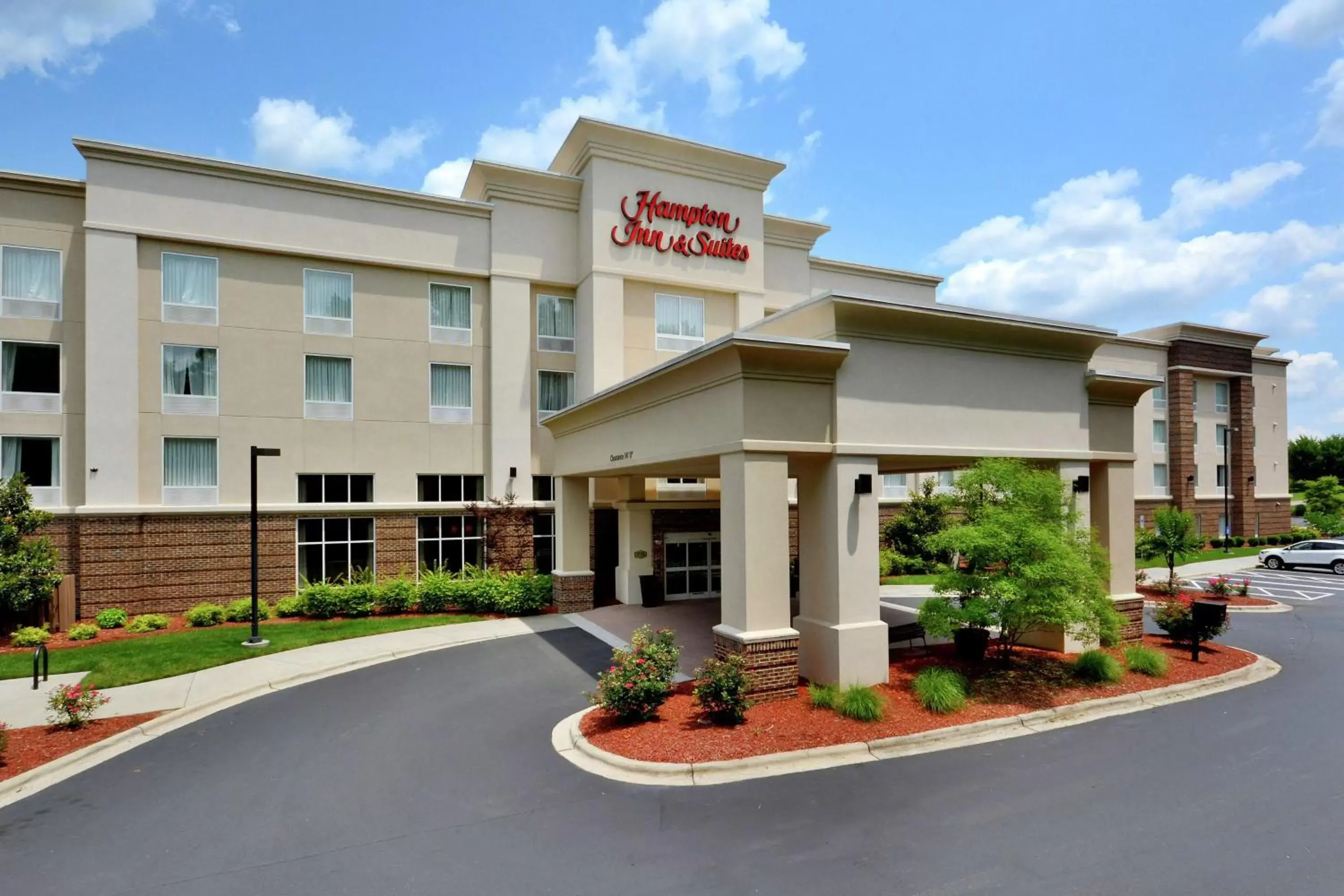 Property Building in Hampton Inn & Suites Huntersville