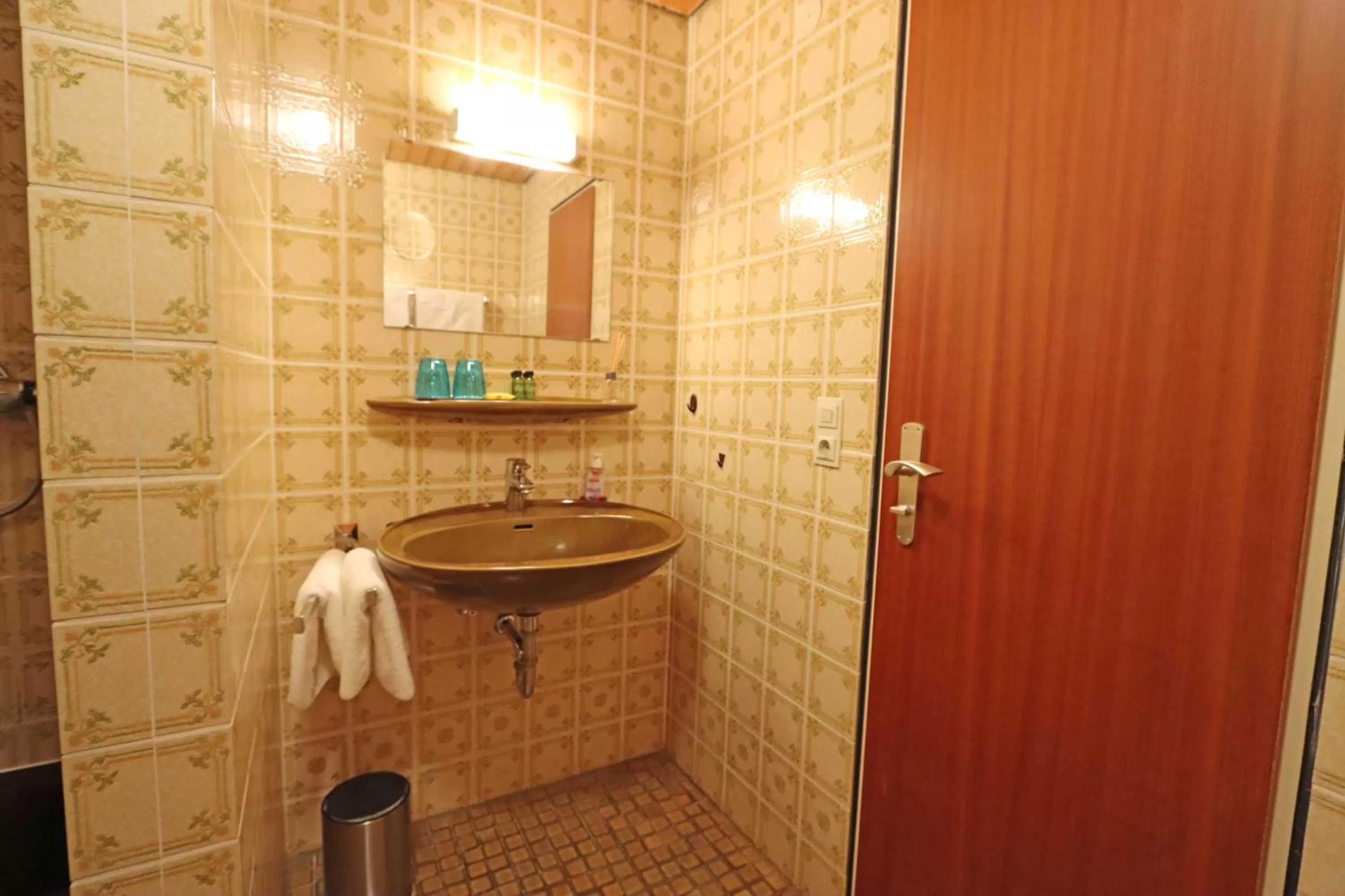 Shower in Hotel Kreuz Höhengasthof