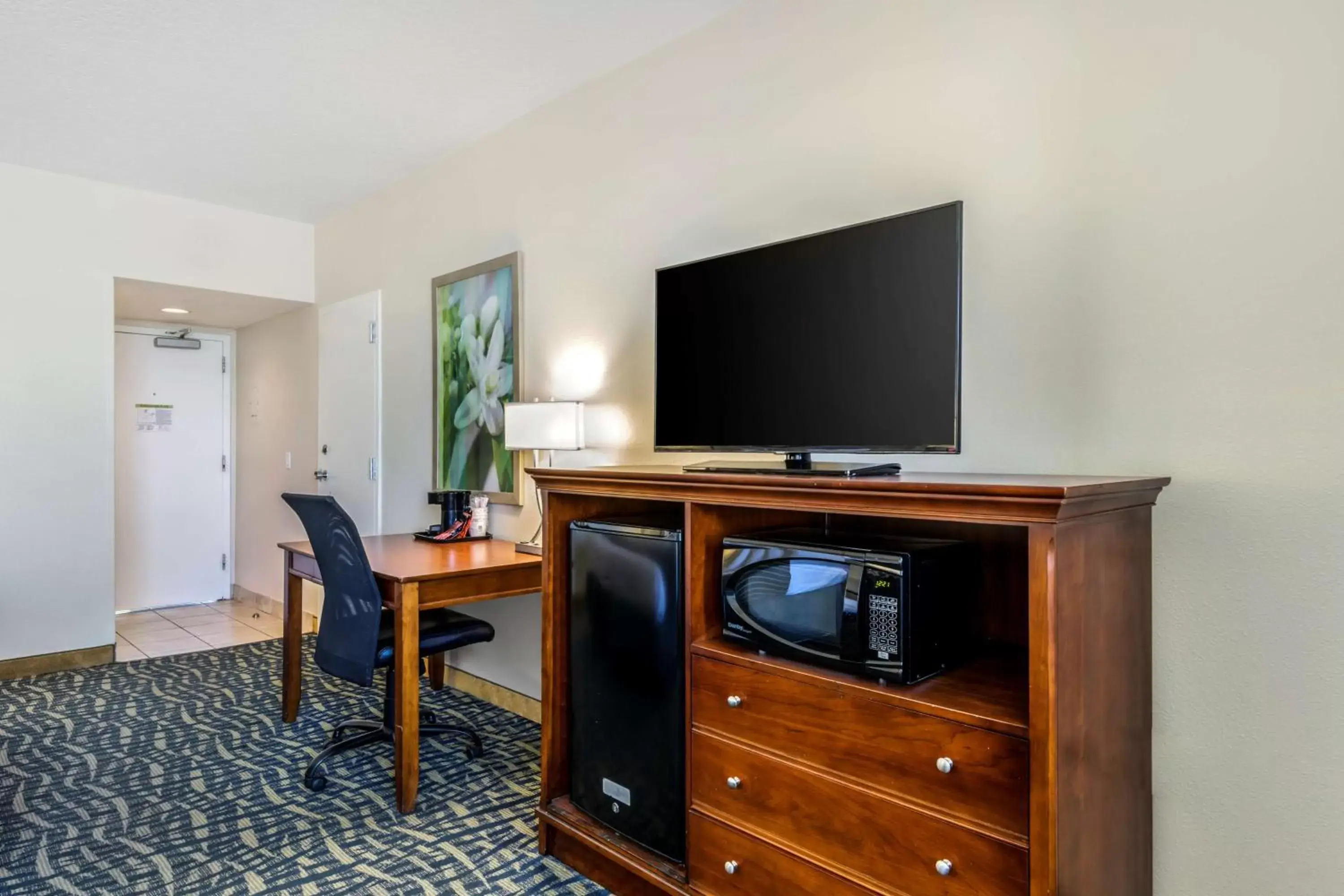 Bedroom, TV/Entertainment Center in Best Western Cocoa Beach Hotel & Suites