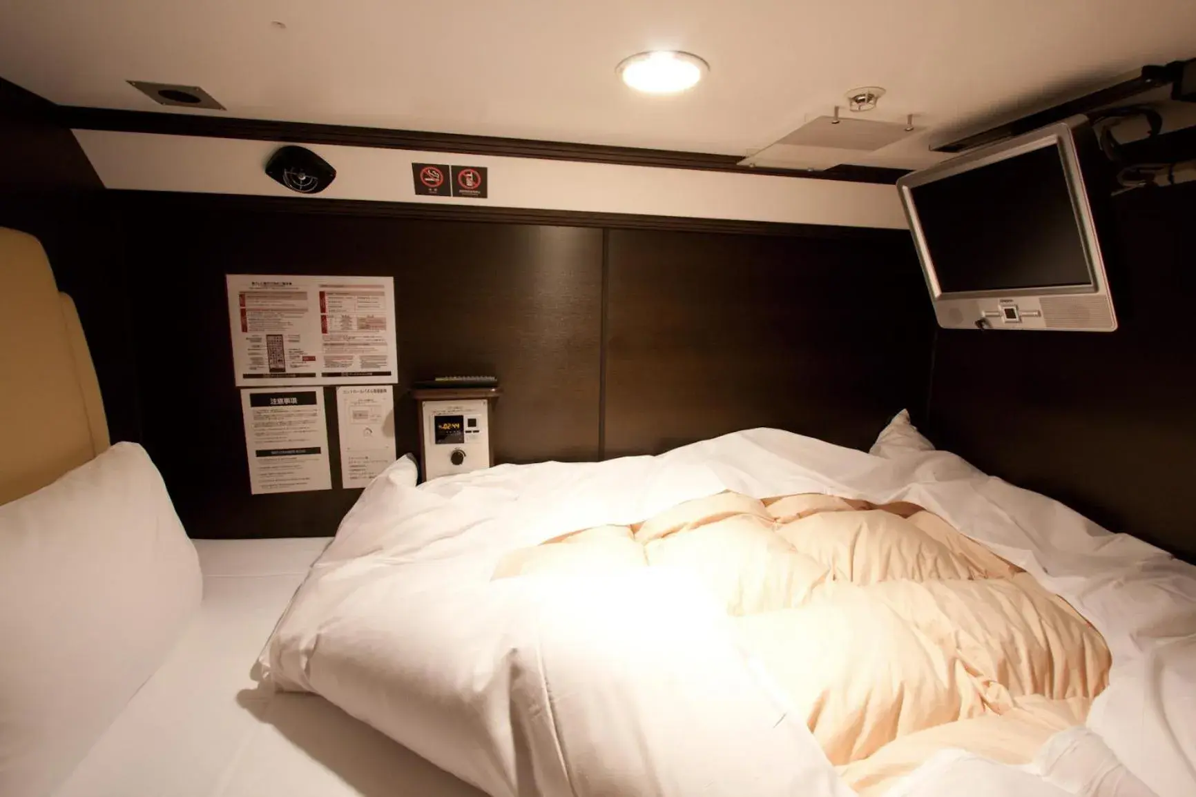 Bed in HEARTS Capsule Hotel & Spa Nakasu