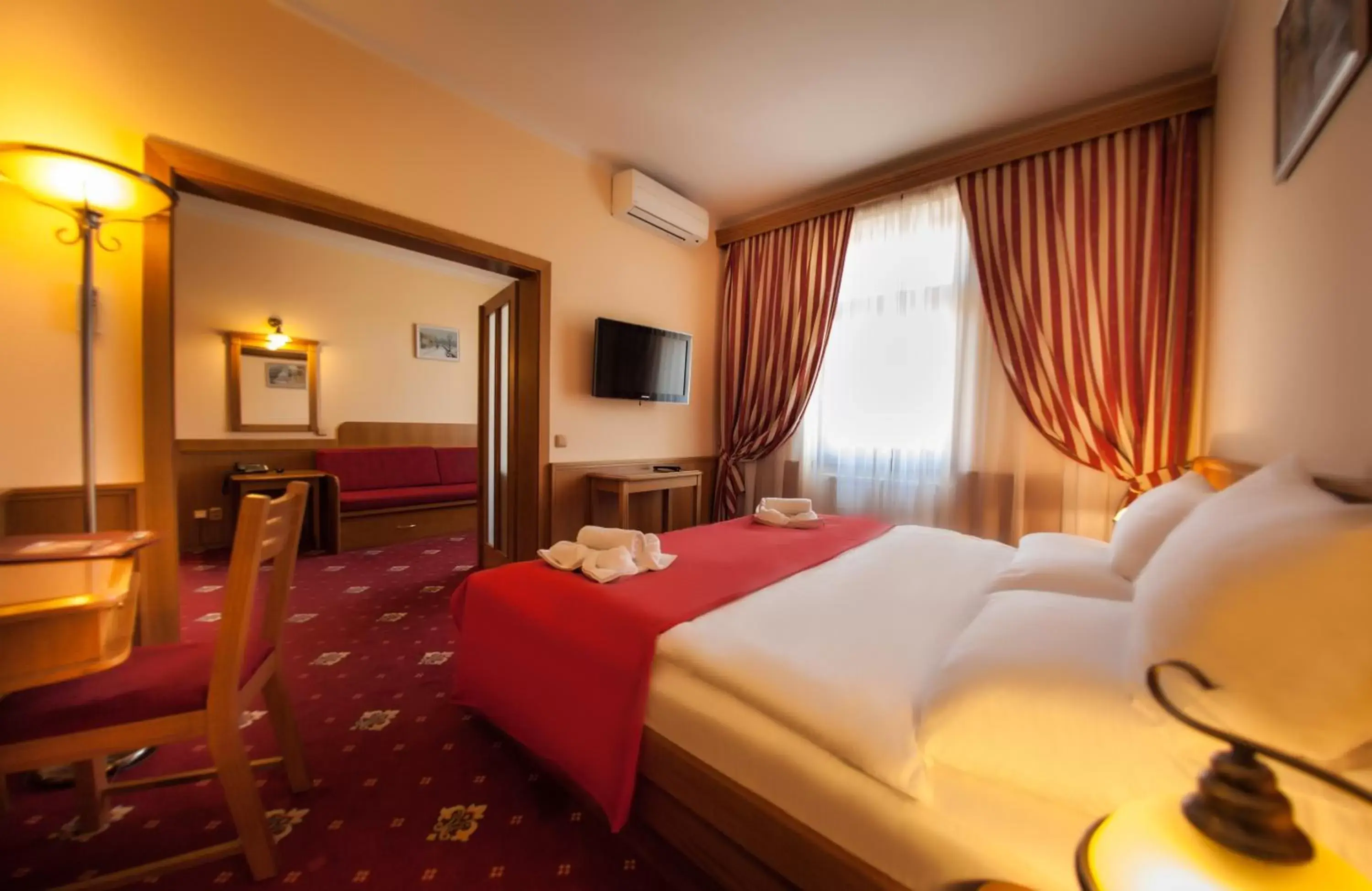 Communal lounge/ TV room, Bed in Hotel Askania