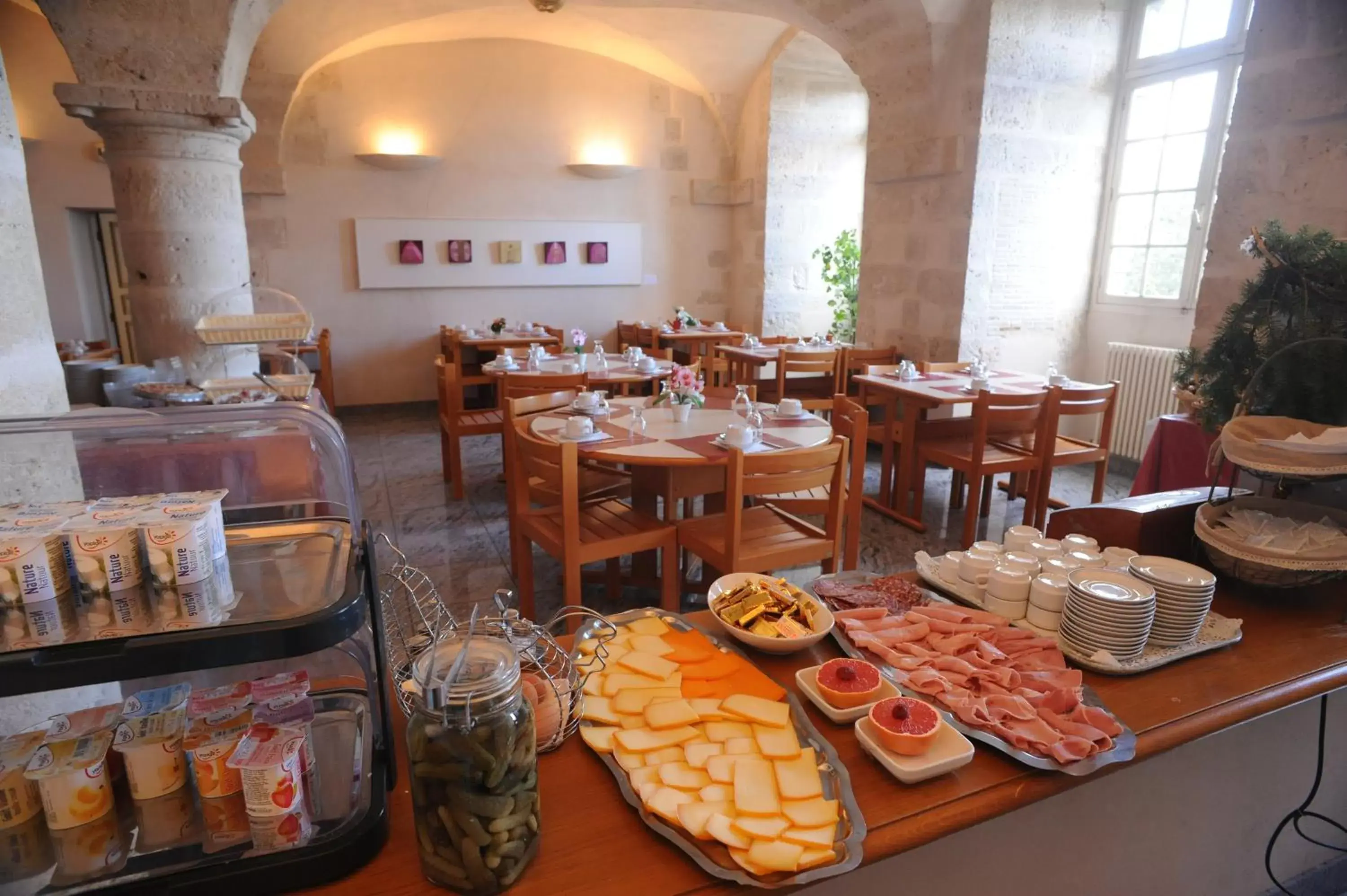 Restaurant/Places to Eat in Hôtellerie Saint Yves