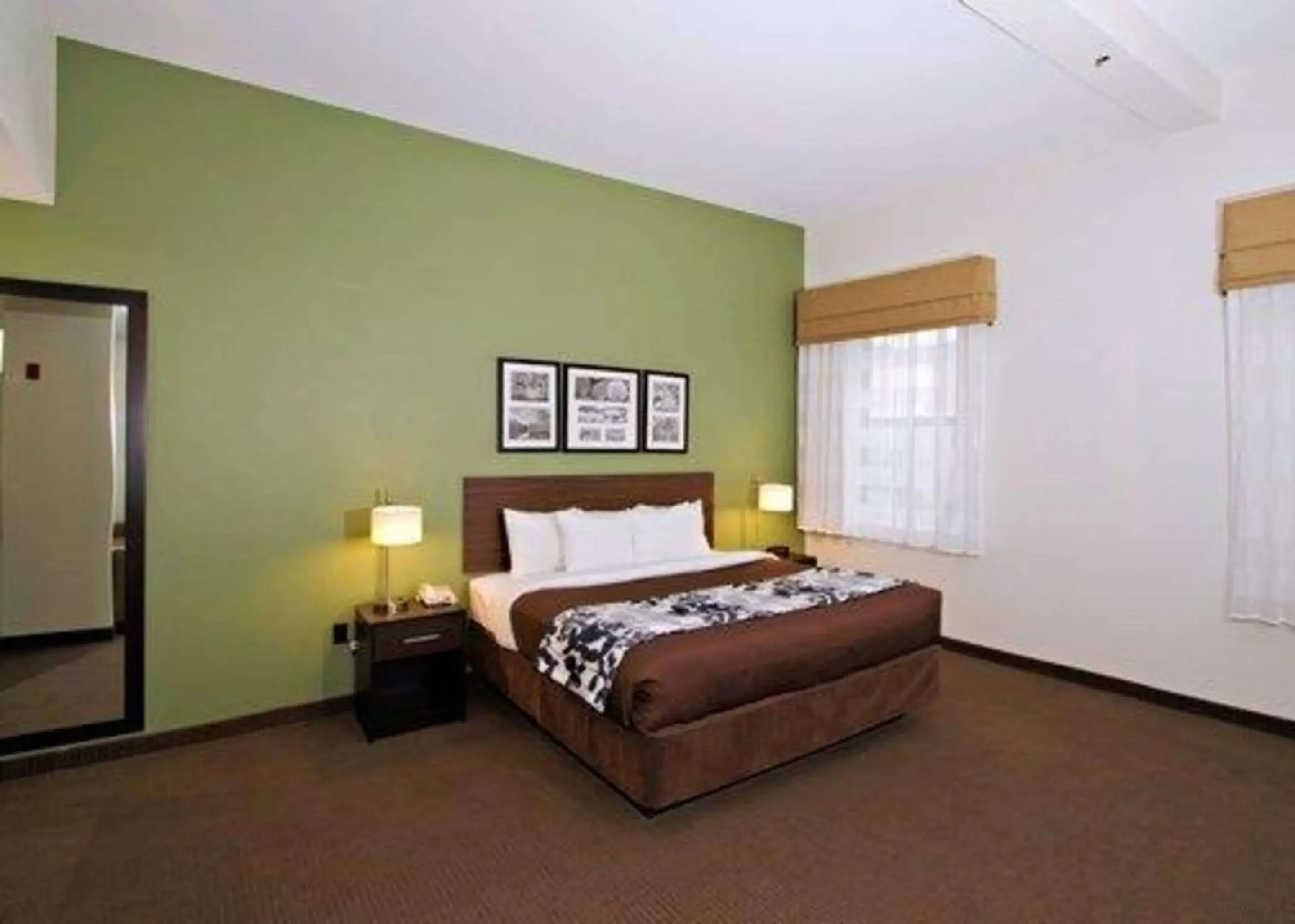 Photo of the whole room, Bed in Sleep Inn & Suites Downtown Inner Harbor