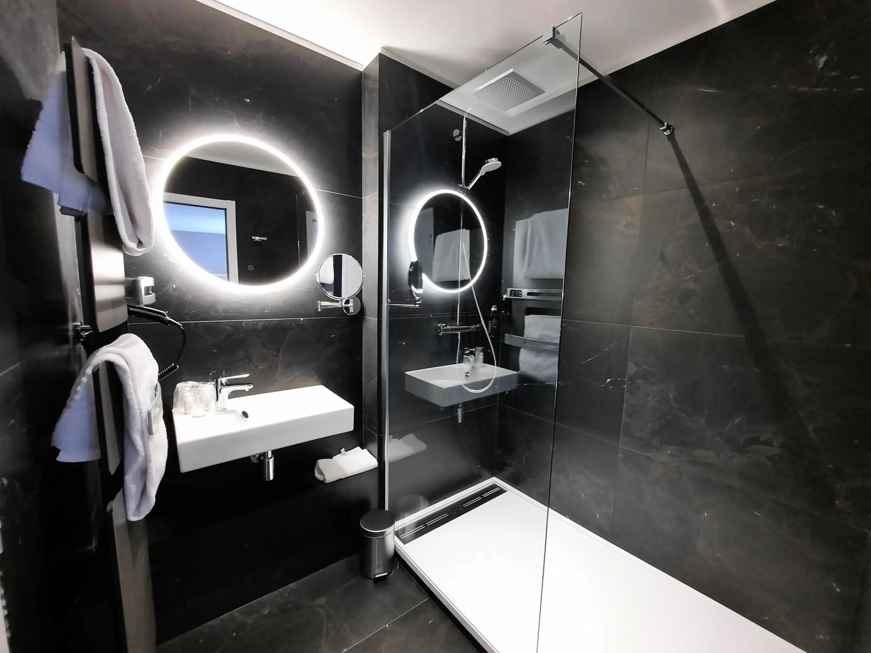 Shower in Campanile Caen Centre Gare