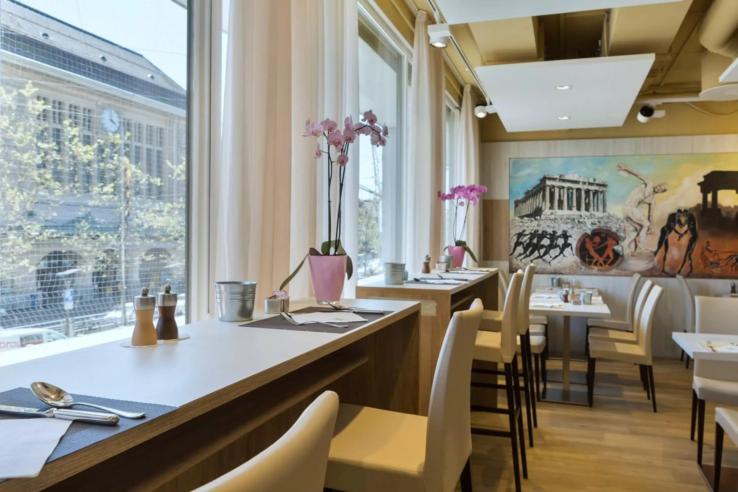 Restaurant/Places to Eat in Continental Hotel Lausanne