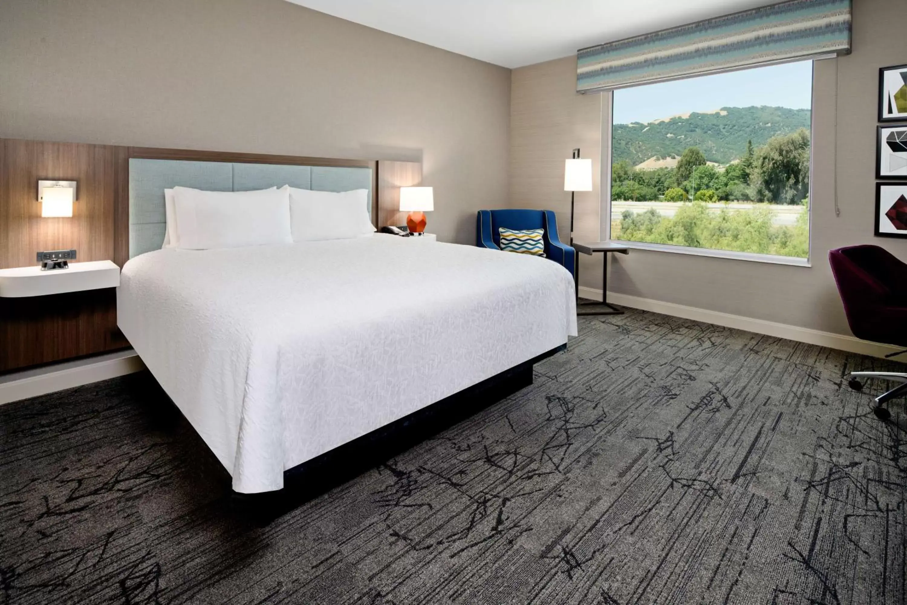 Bedroom, Bed in Hampton Inn & Suites Gilroy, Ca