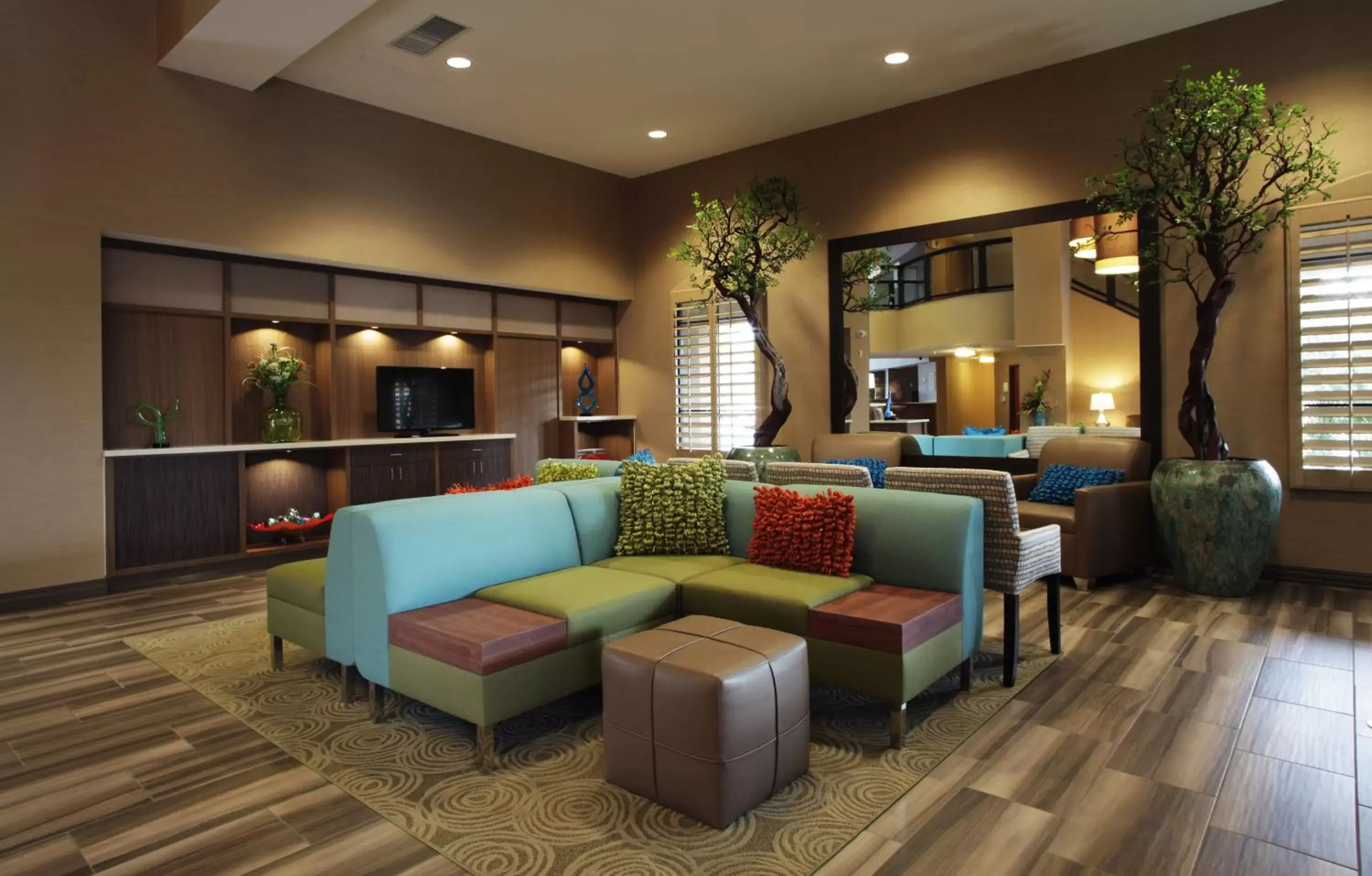 Property building, Seating Area in Holiday Inn Phoenix/Chandler, an IHG Hotel