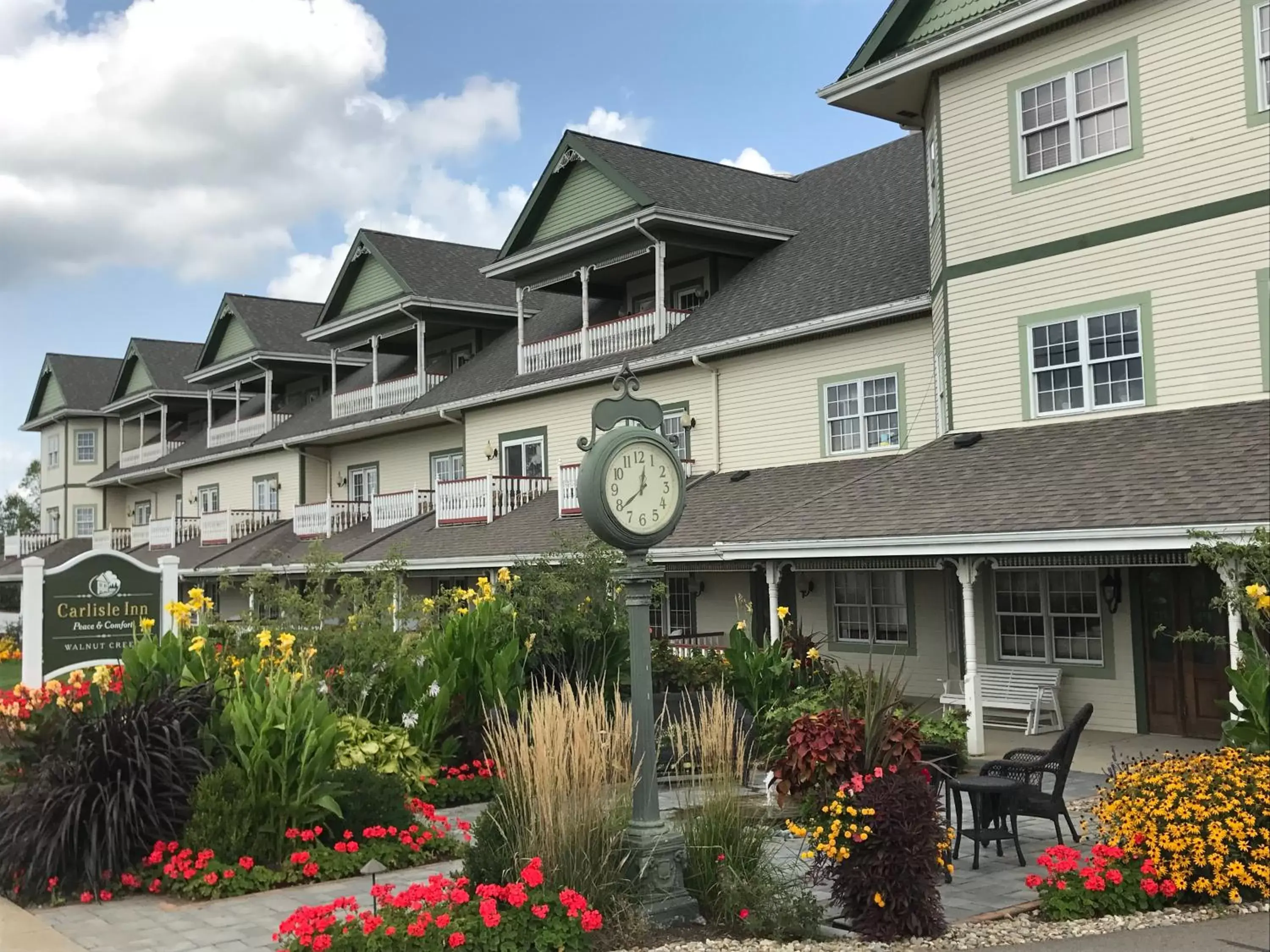 Property Building in Carlisle Inn Walnut Creek