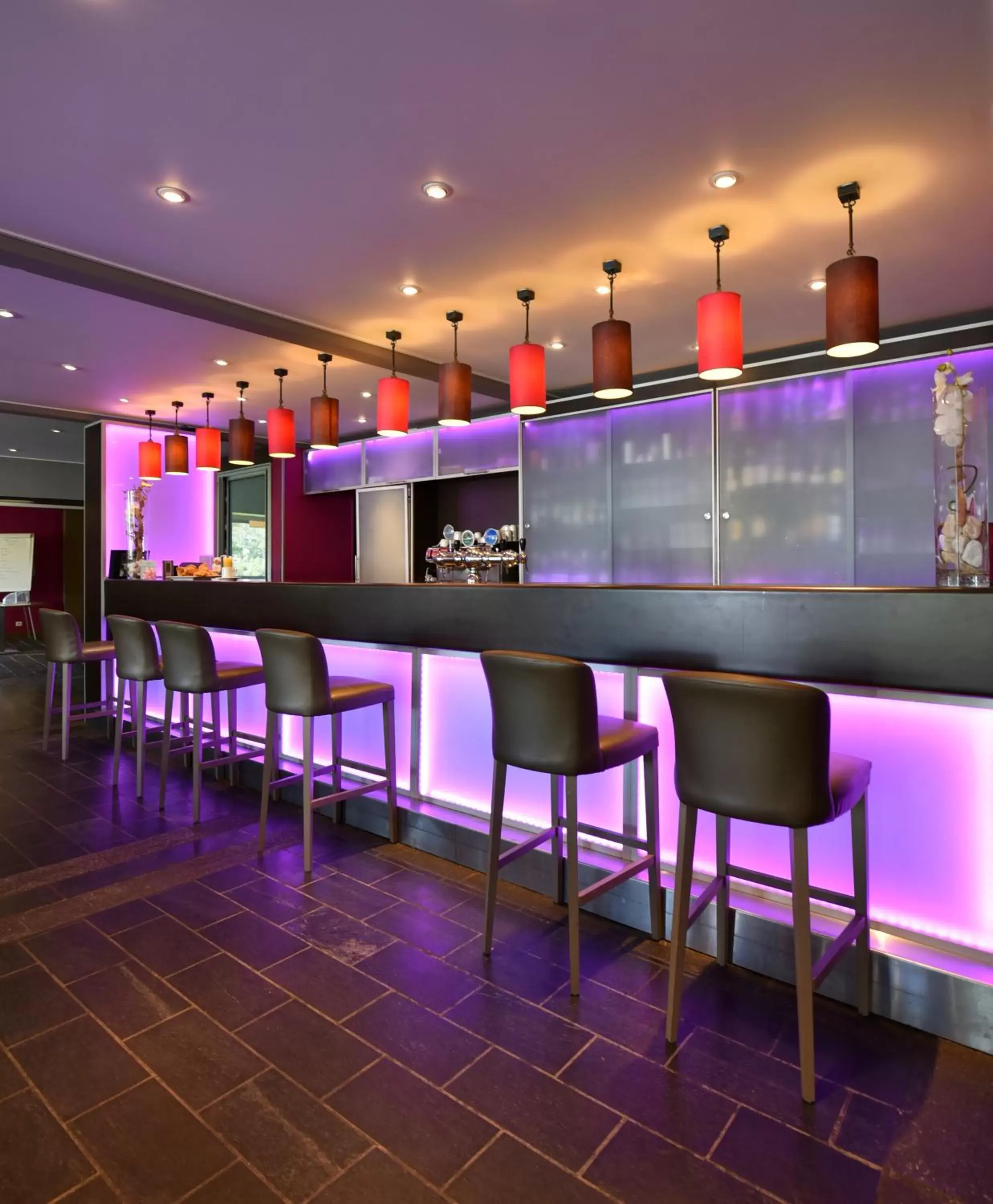 Lounge or bar in Mercure Brignoles Golf de Barbaroux & Spa