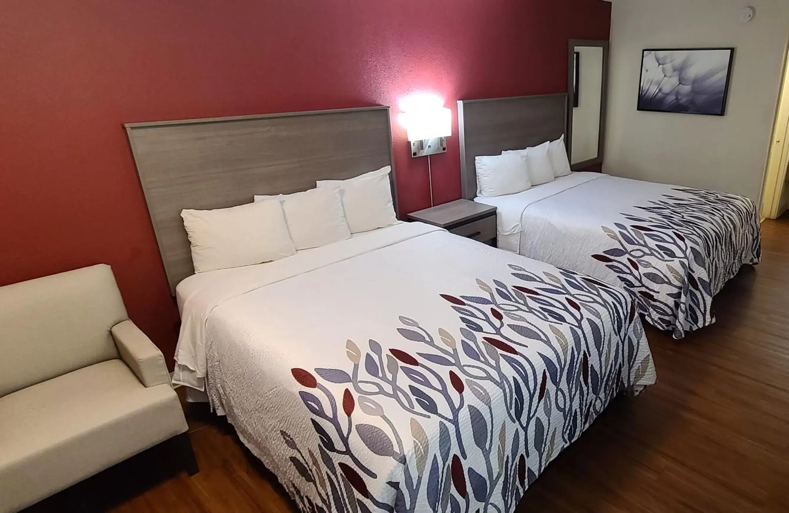 Bed in Red Roof Inn & Suites Cornelius - Lake Norman