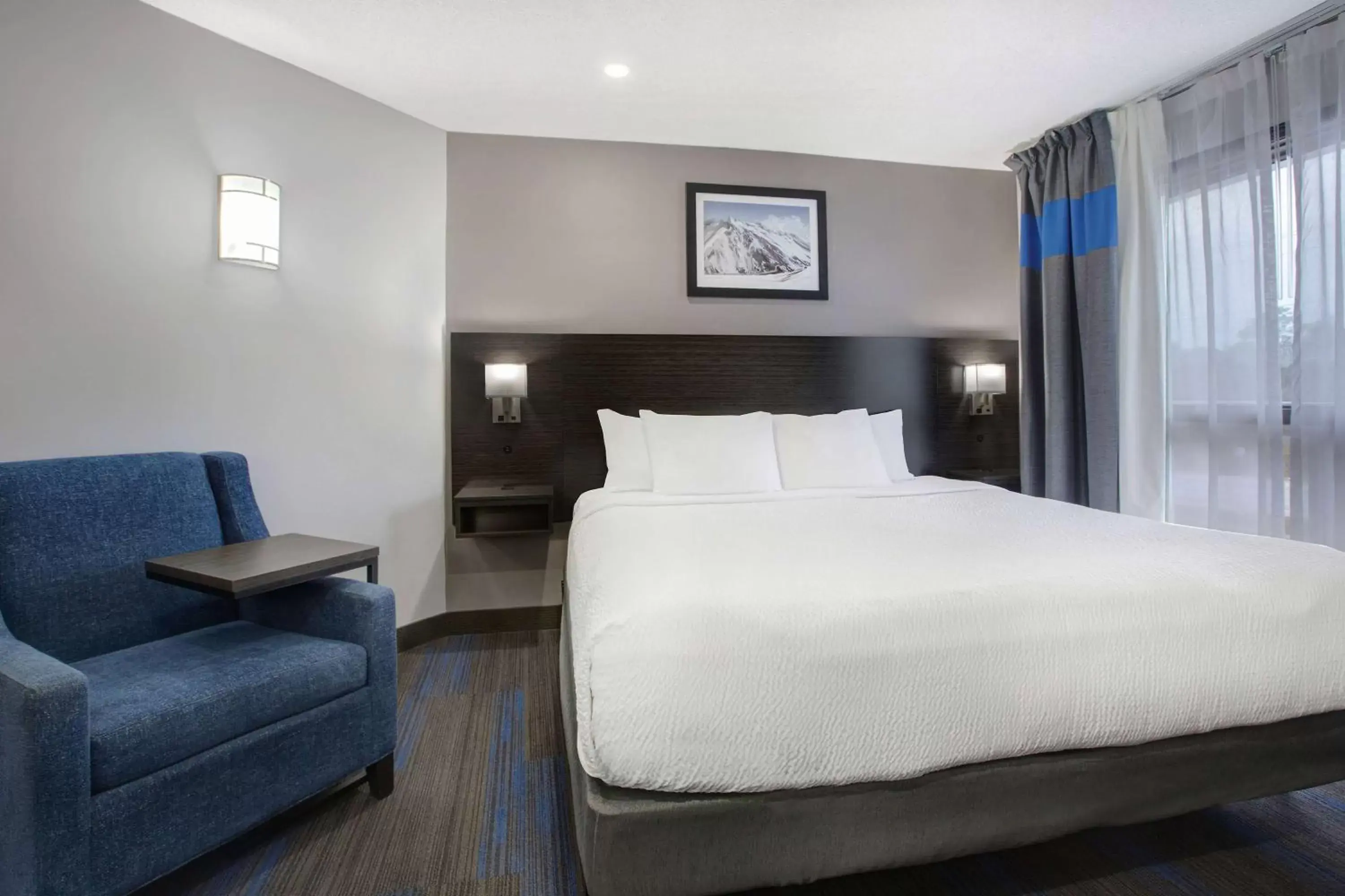 Photo of the whole room, Bed in Days Inn by Wyndham Barrie