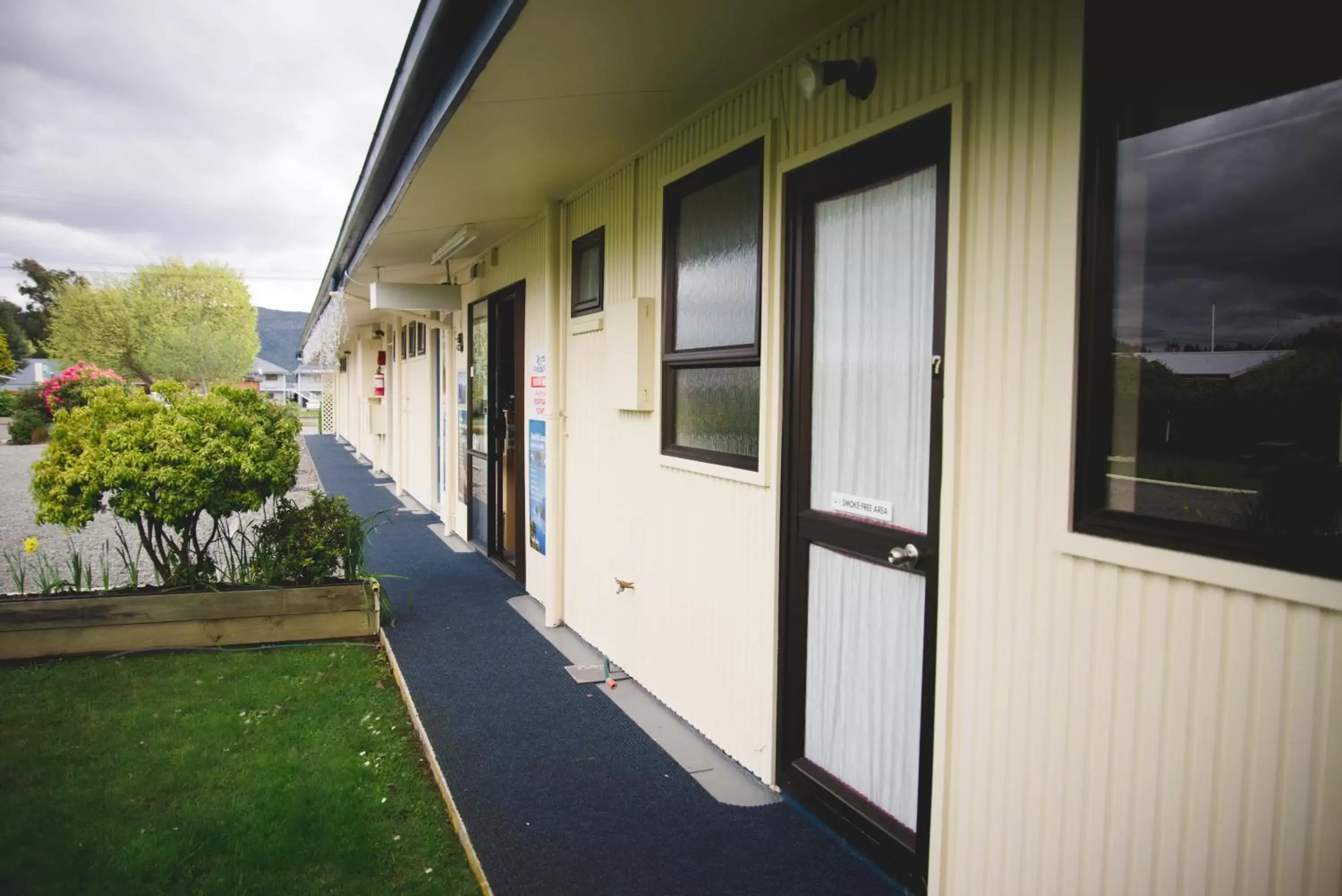 Facade/entrance in Alpenhorn Motel