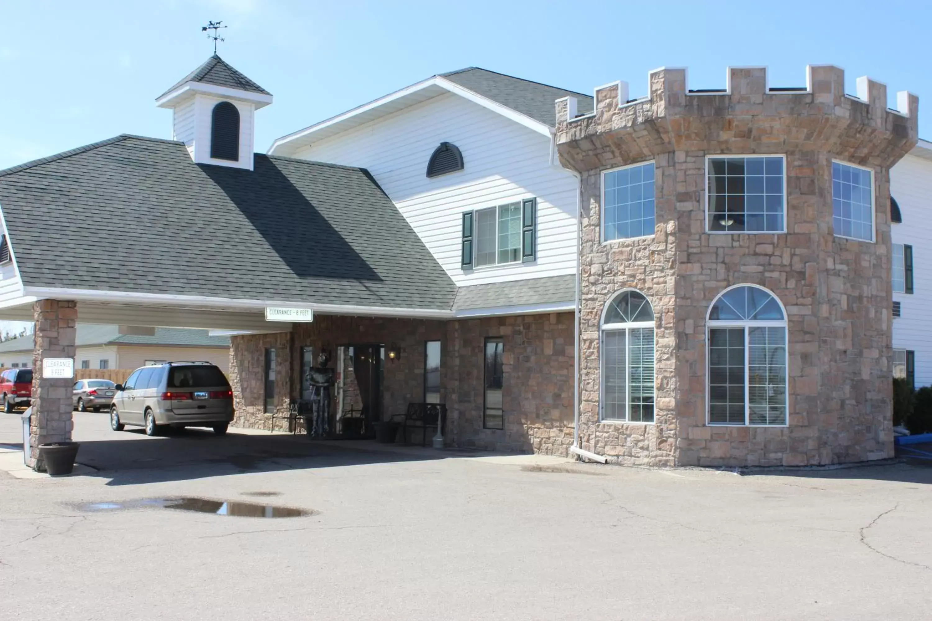 Facade/entrance, Property Building in Knights Inn and Suites - Grand Forks