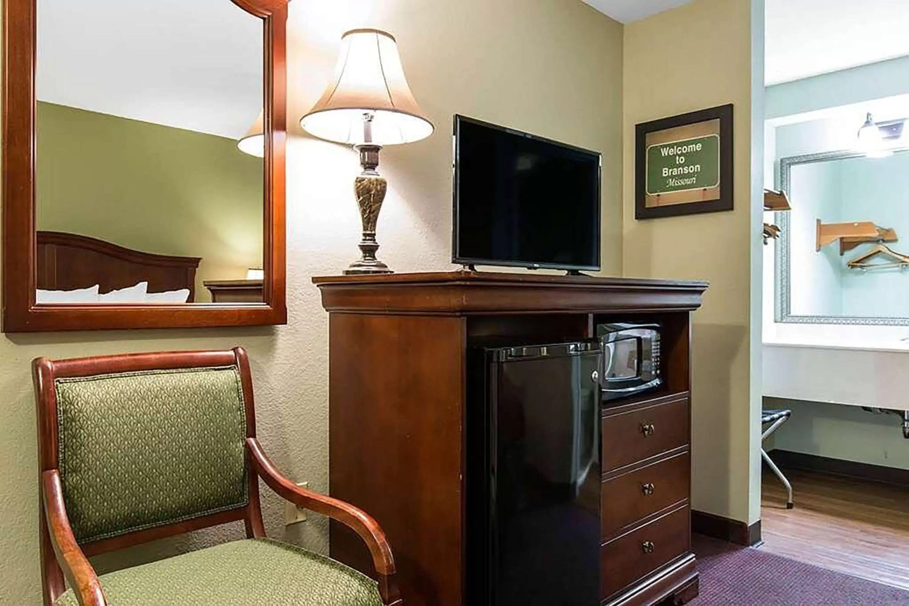 Photo of the whole room, TV/Entertainment Center in Baymont by Wyndham Branson Thousand Hills