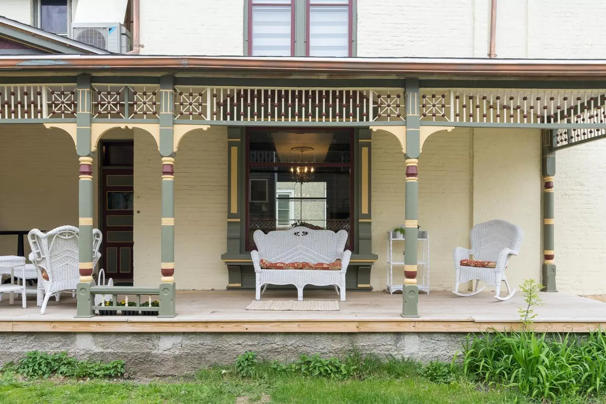 Property building in Moulin Rouge House Bed and Breakfast