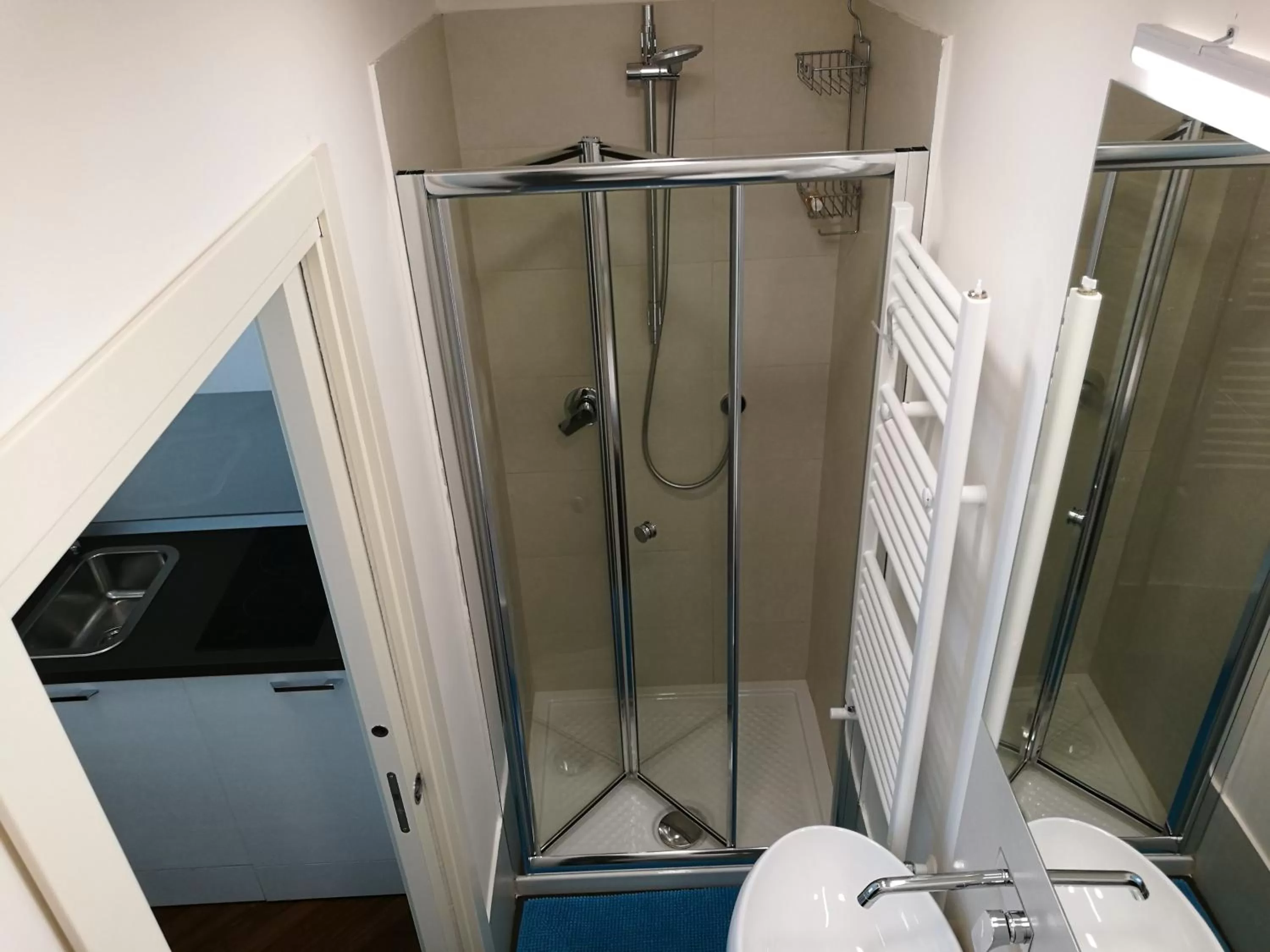 Shower in Luca Giordano 142 B&B