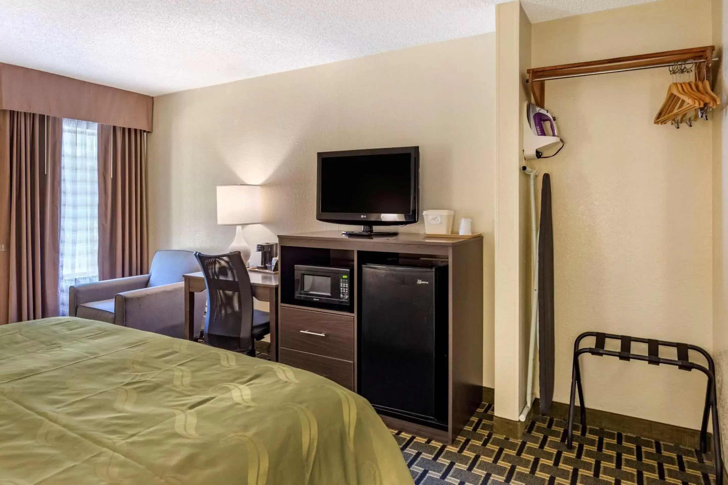 Photo of the whole room, TV/Entertainment Center in Quality Inn Duluth - Atlanta Northeast