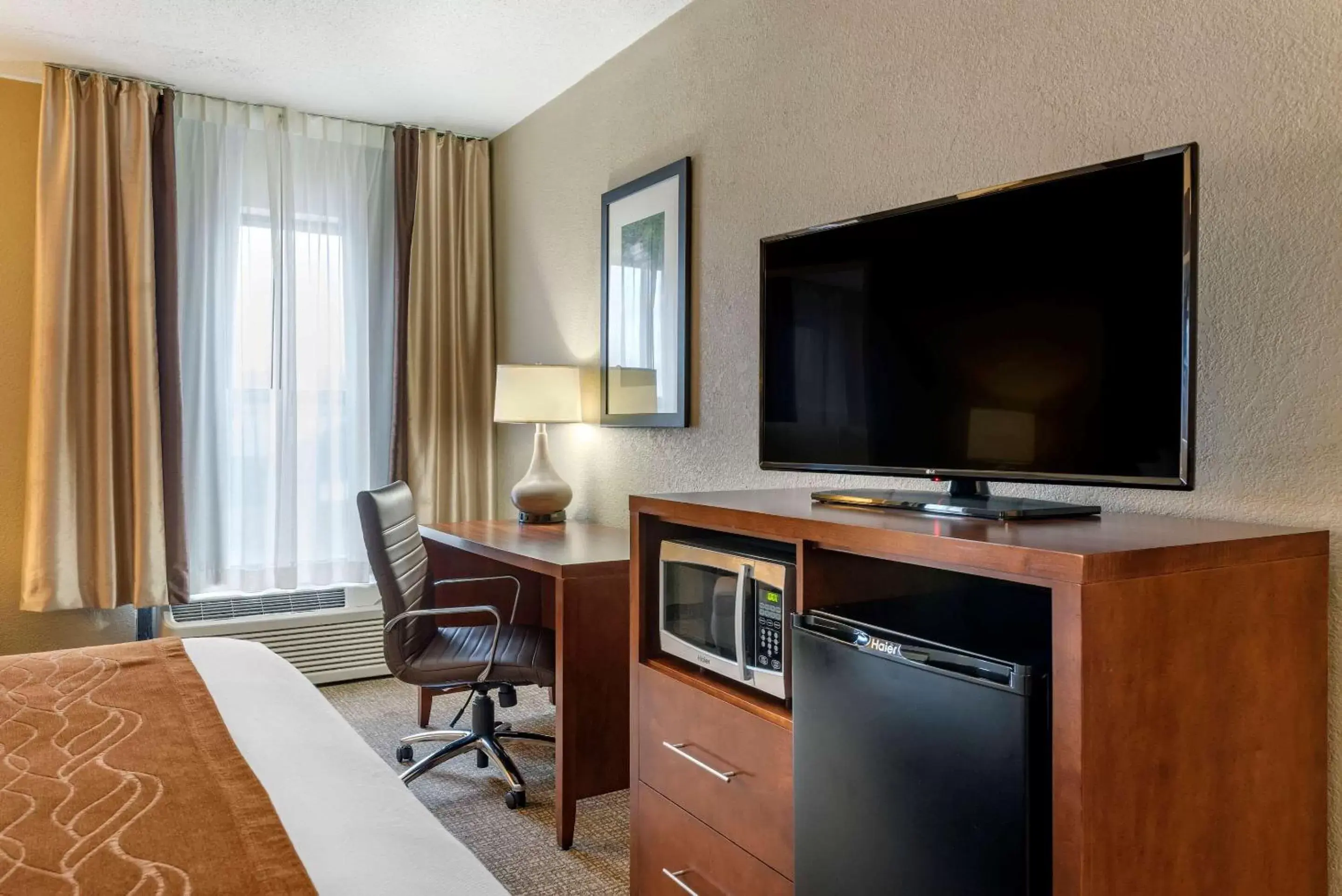 Photo of the whole room, TV/Entertainment Center in Comfort Inn Madison