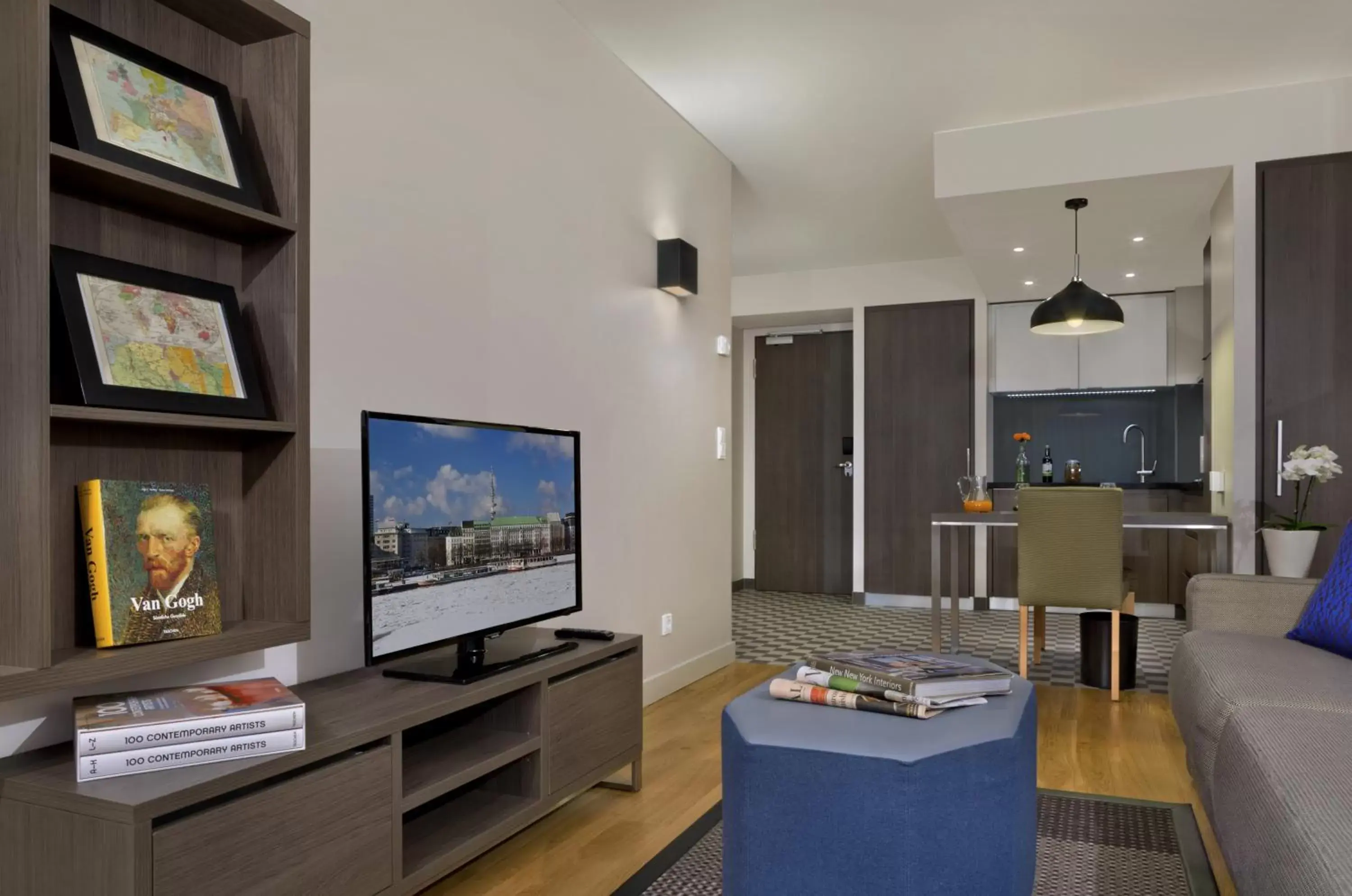 Living room, TV/Entertainment Center in Citadines Michel Hamburg