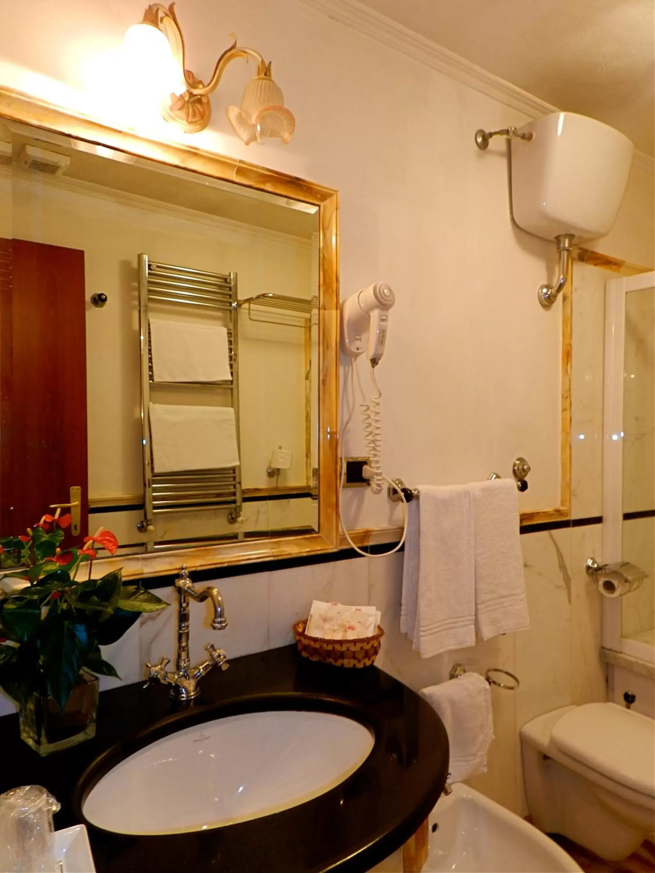 Bathroom in Domus Florentiae Hotel