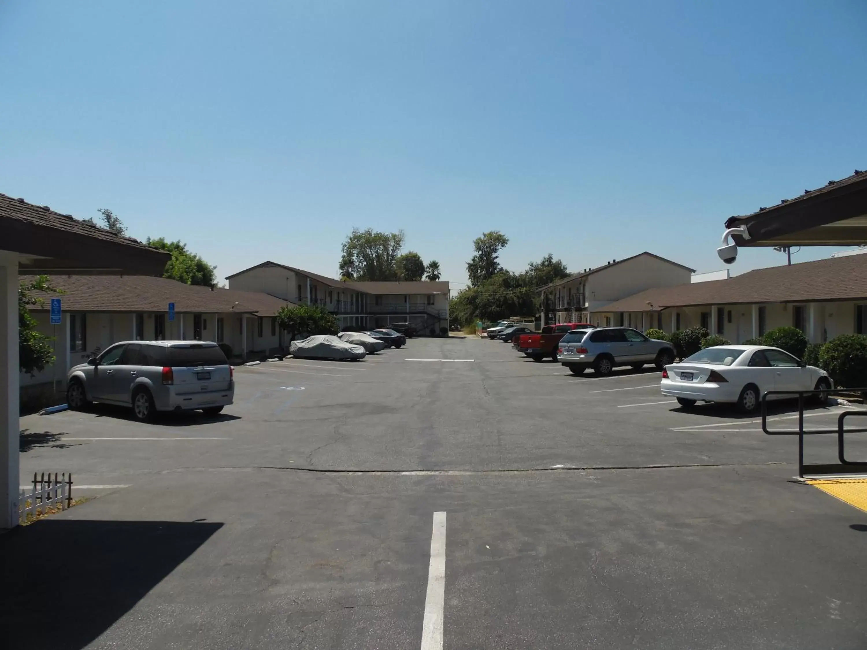 Property building in Hi-Way Host Motel Property building in Hi-Way Host Motel