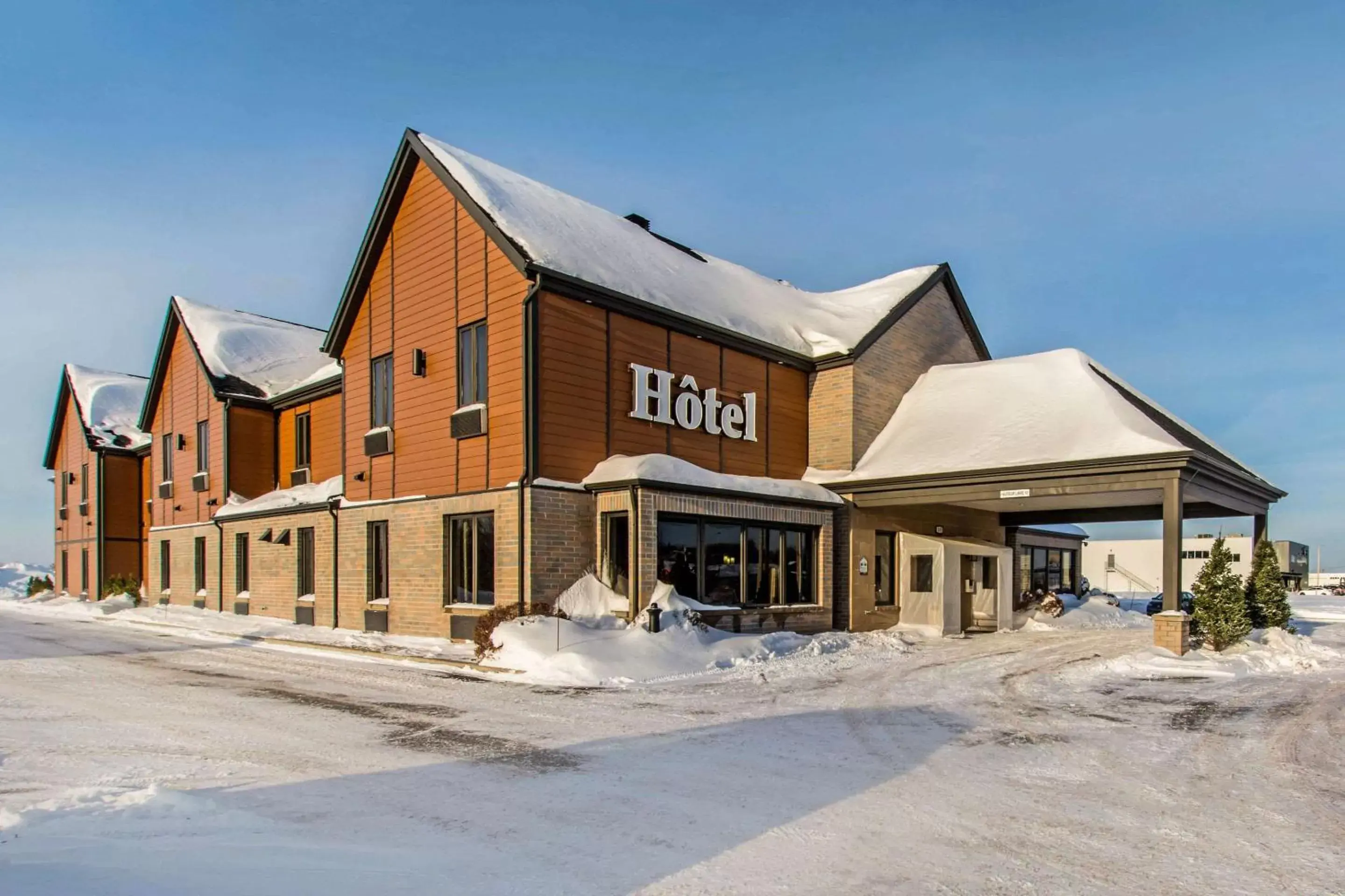 Property building, Winter in Econolodge Inn & Suites St-Apollinaire