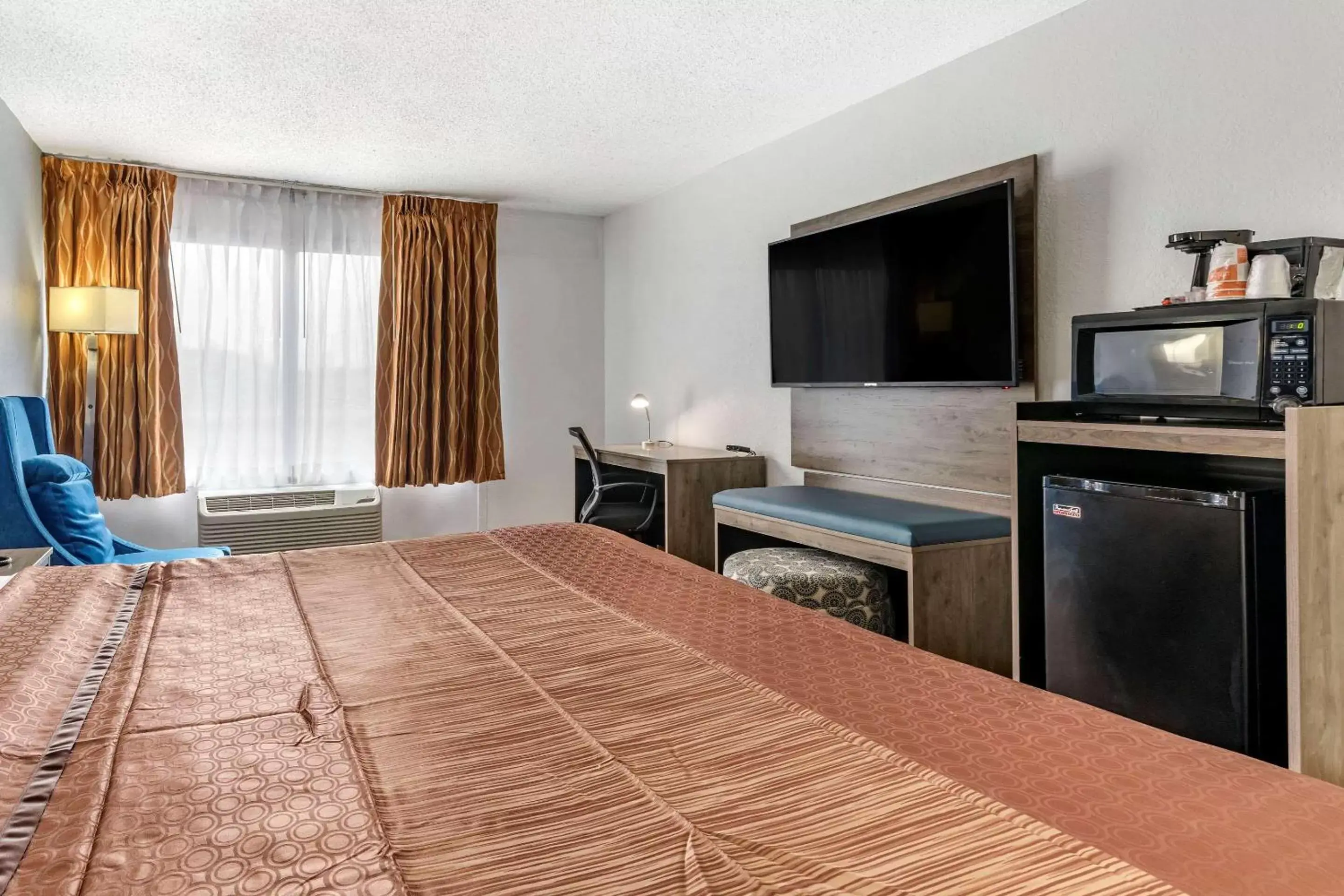 Photo of the whole room, TV/Entertainment Center in Quality Inn & Suites Sulphur Springs