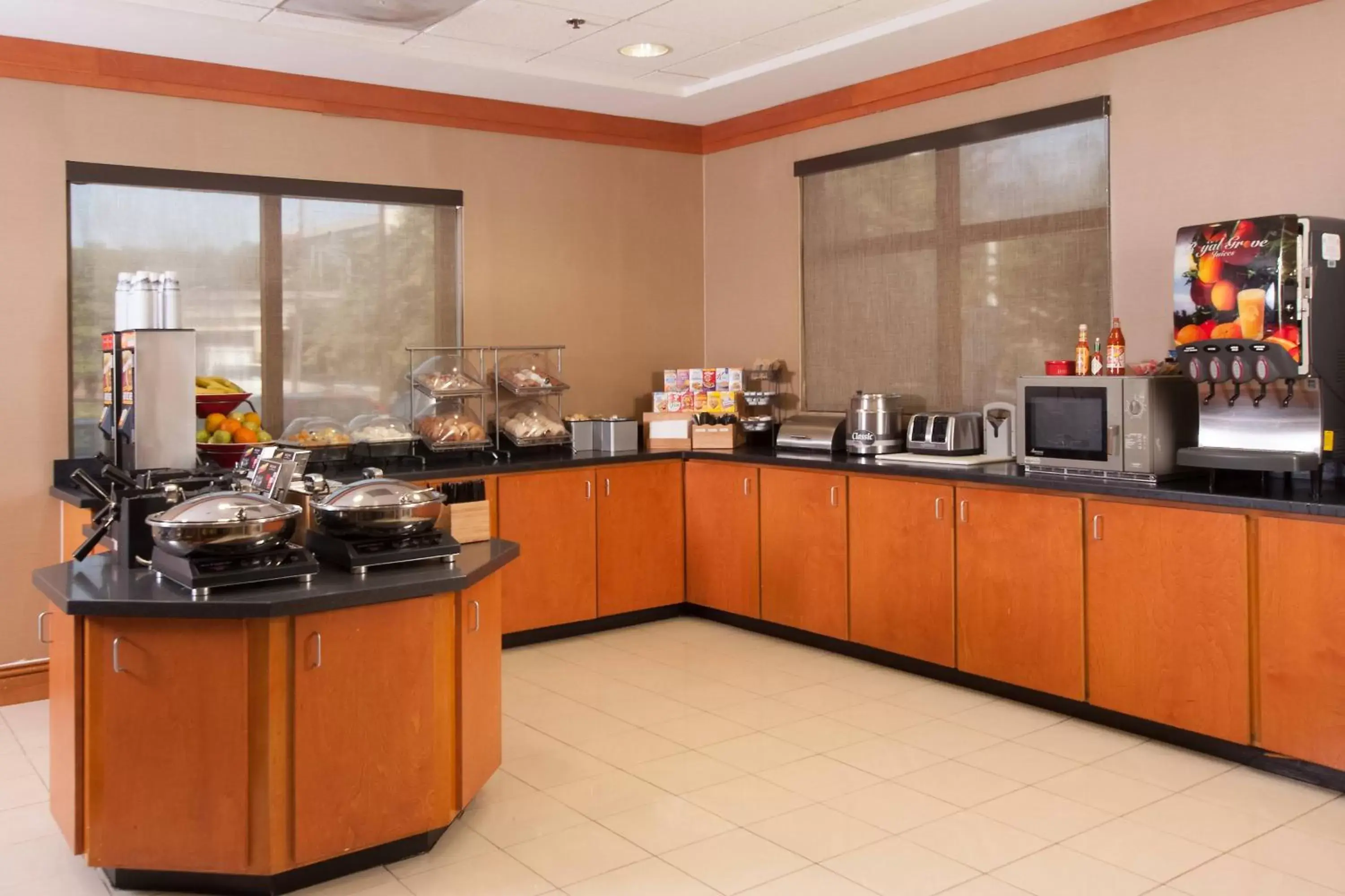Breakfast, Restaurant/Places to Eat in Fairfield Inn and Suites Atlanta Airport South/Sullivan Road