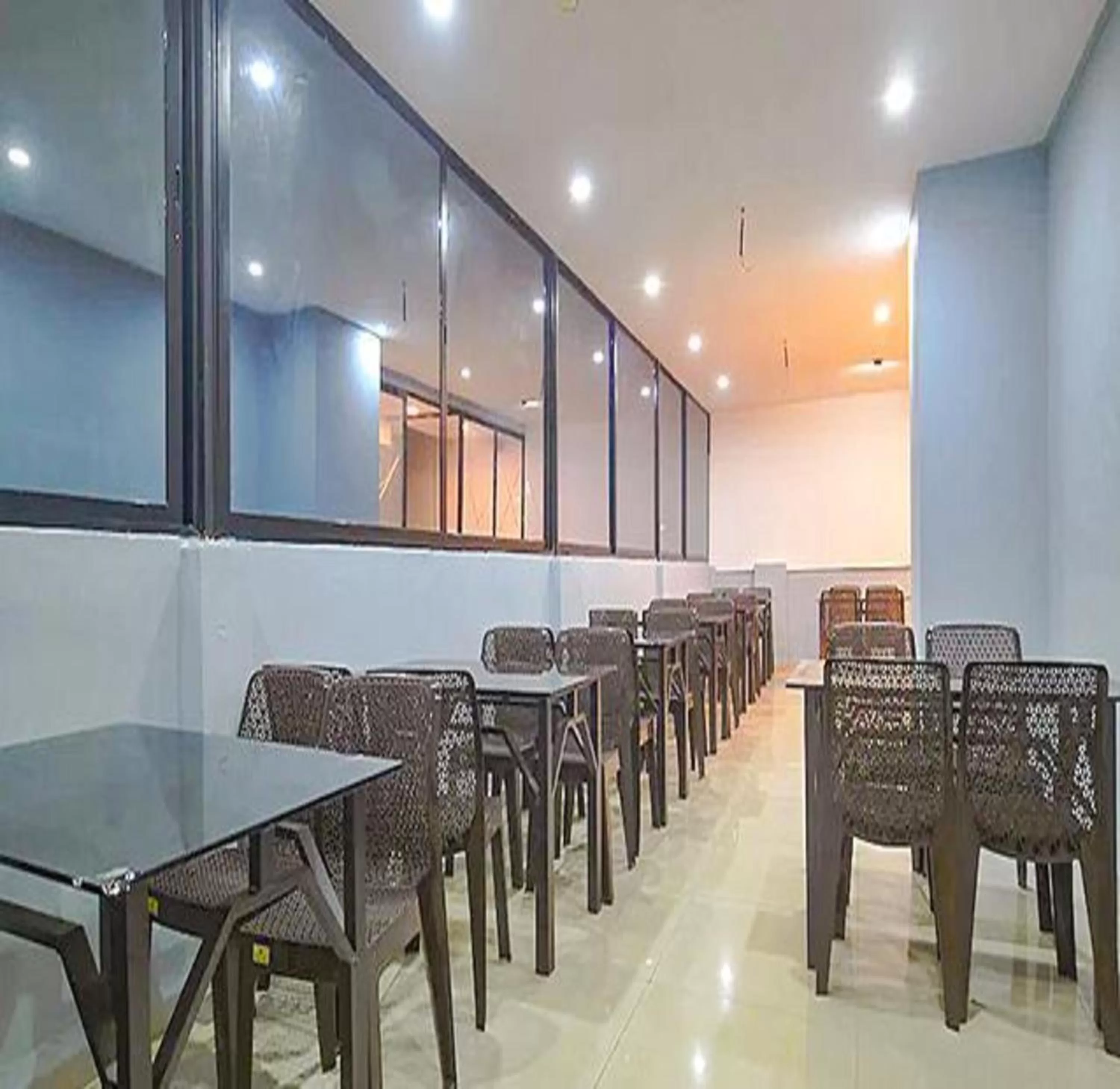 Restaurant/places to eat in FabHotel Destiny 54