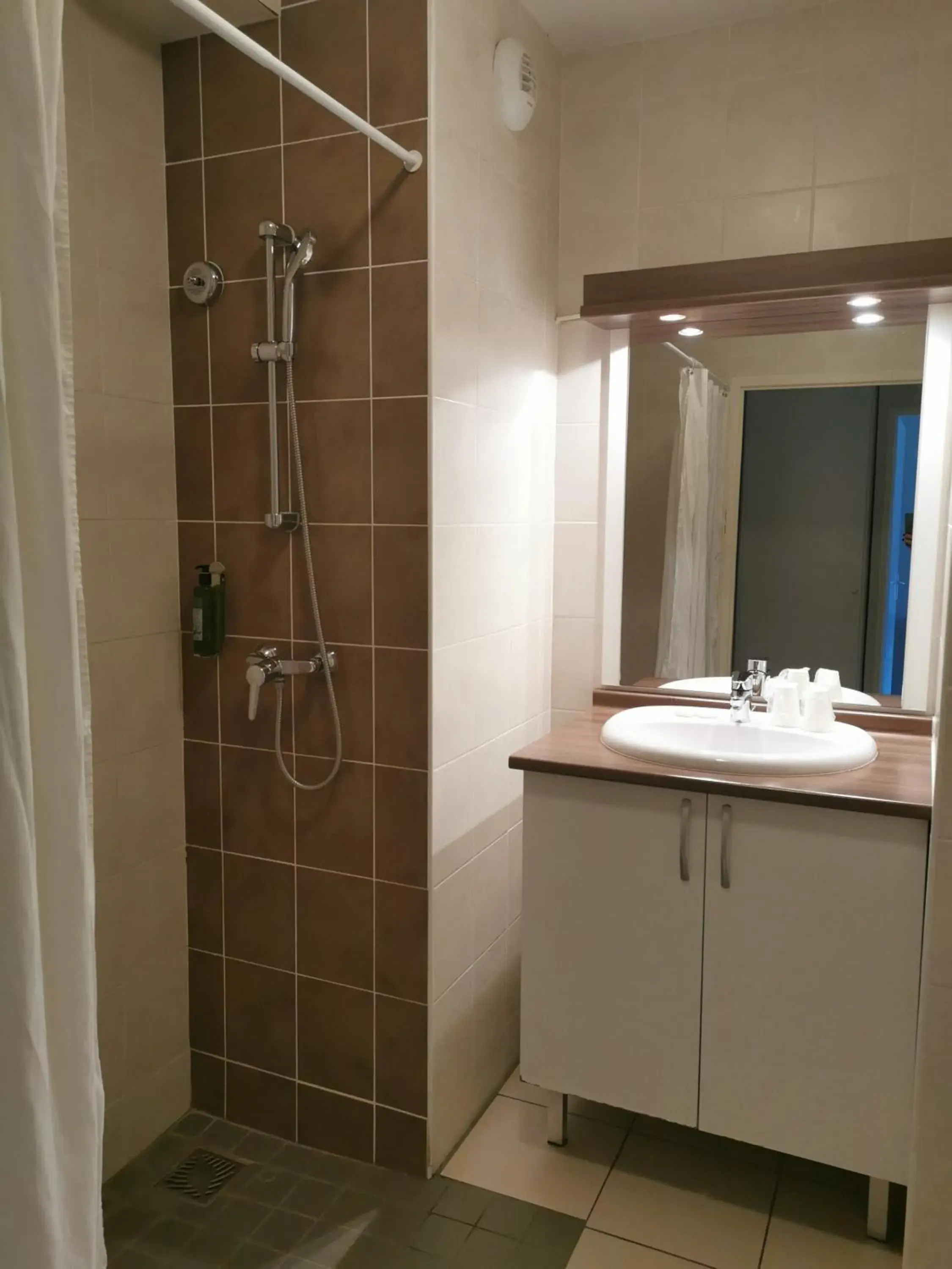 Shower, Bathroom in Lagrange Aparthotel Toulouse Saint-Michel