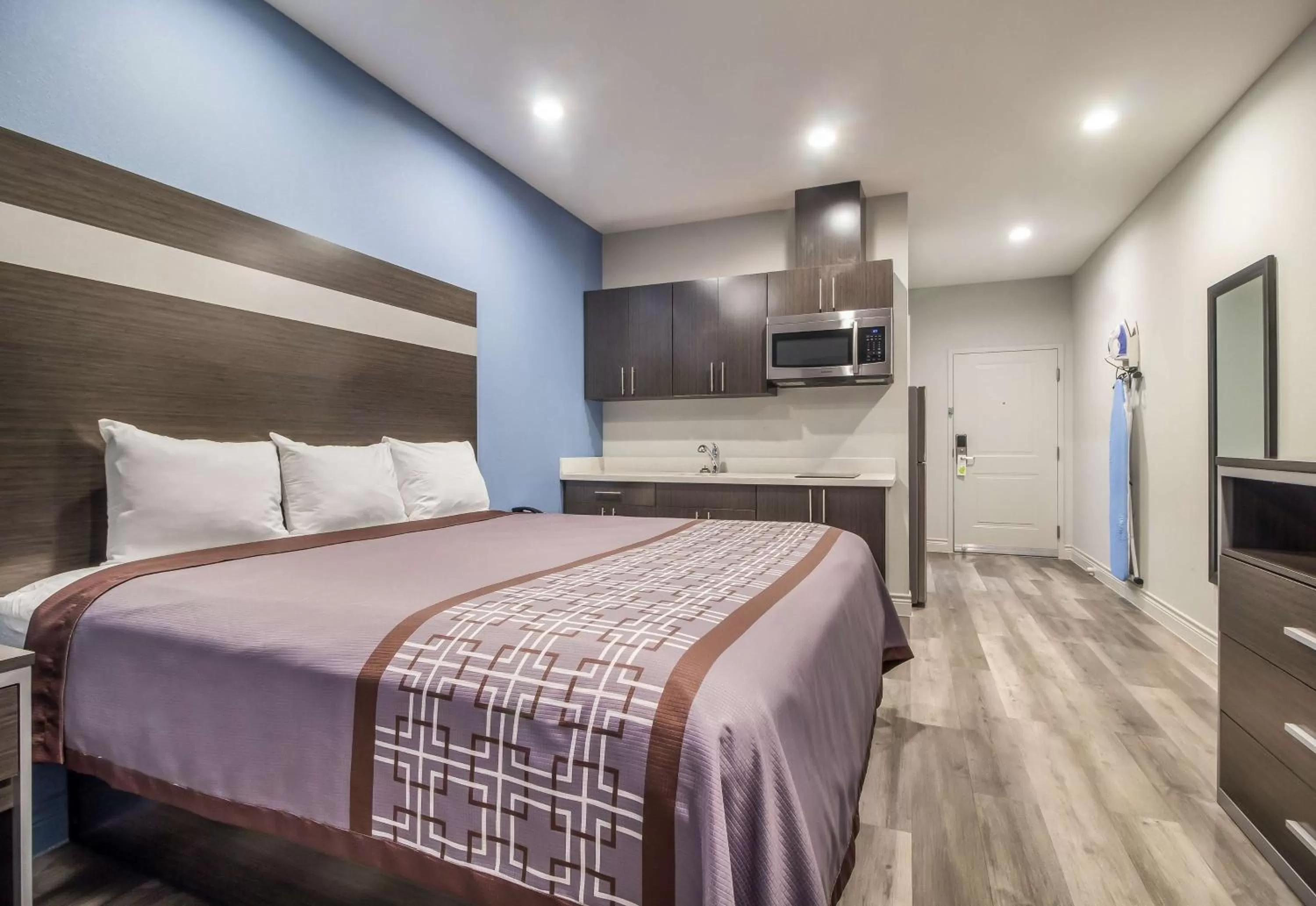 Photo of the whole room, Bed in Studio 6 Deer Park, Tx