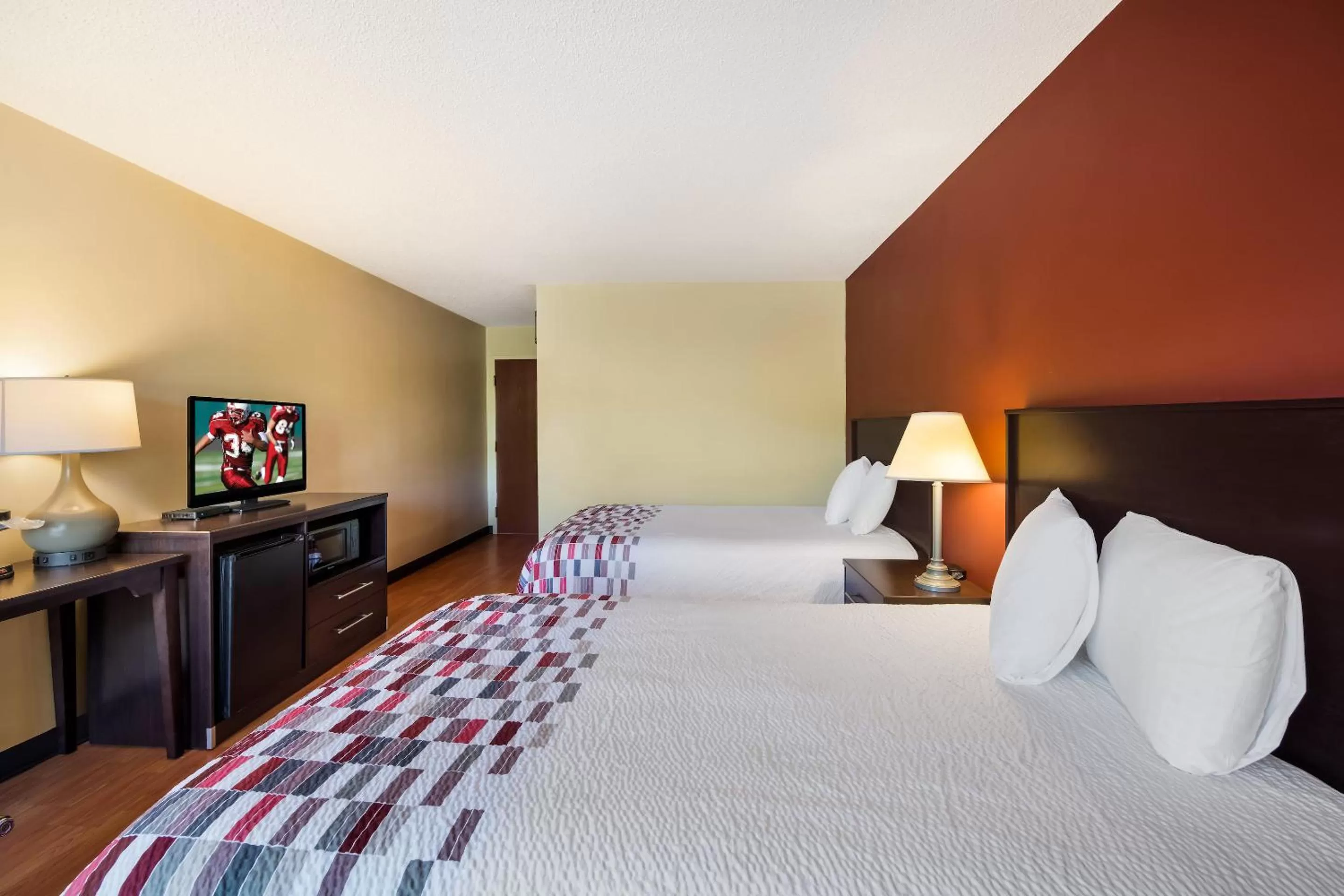 Bedroom, Bed in Red Roof Inn Hendersonville