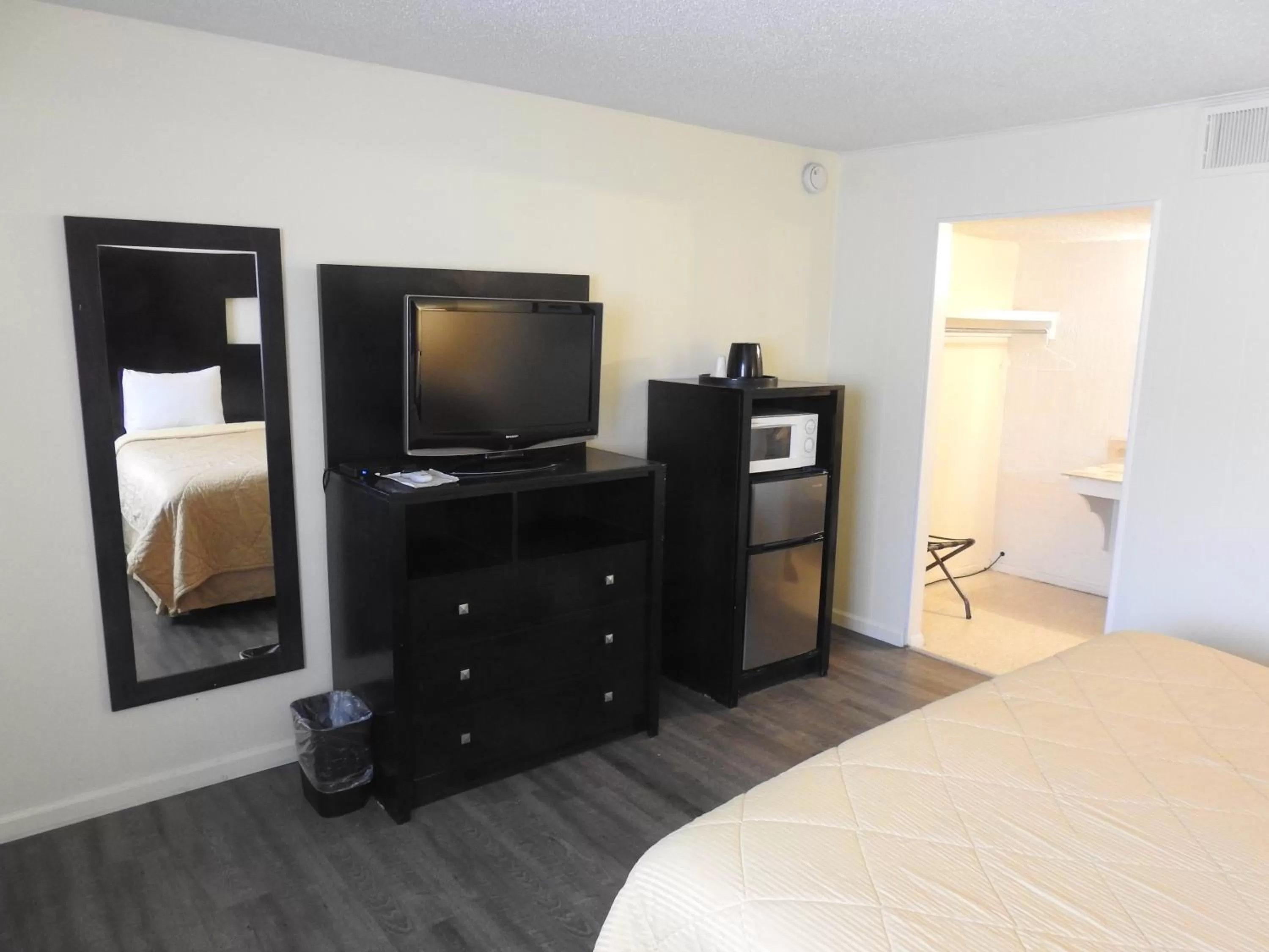 TV and multimedia, Bed in Economy Inn