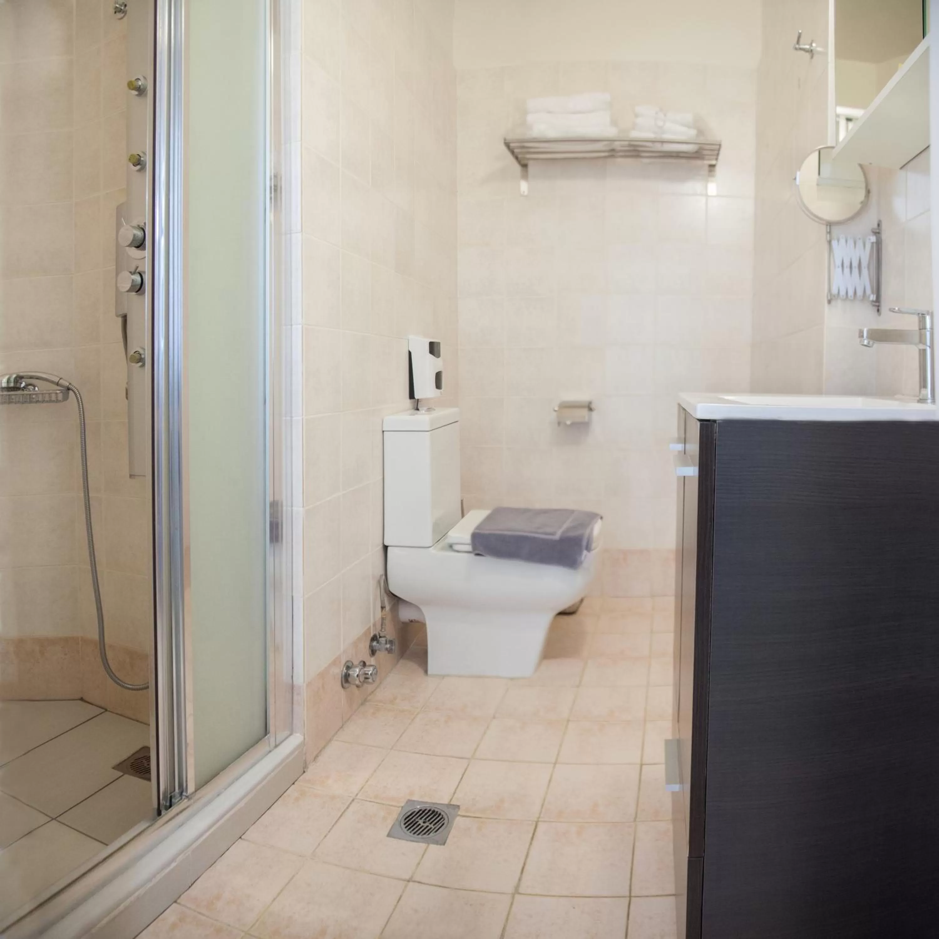 Bathroom in Kimon Hotel Athens