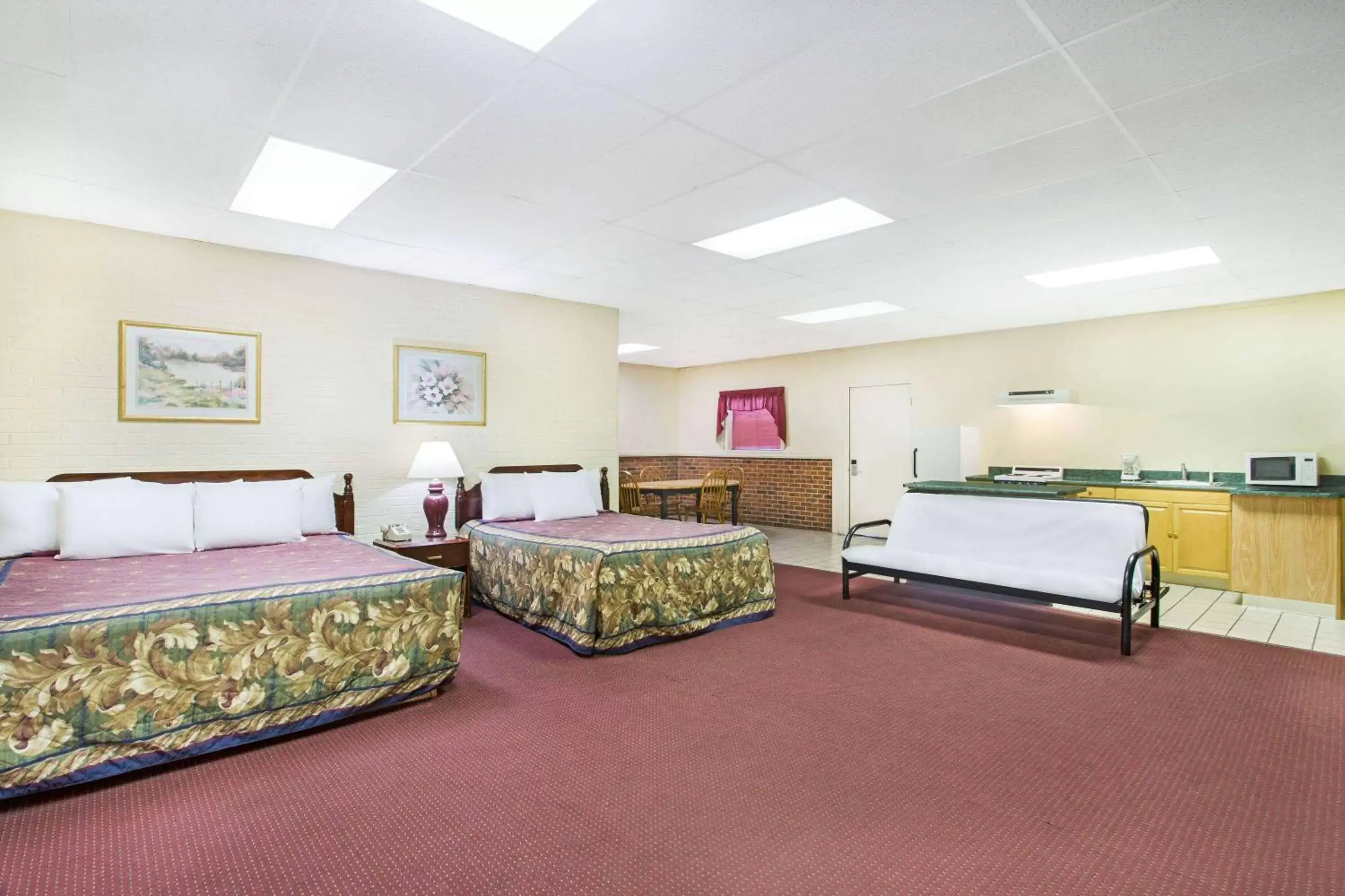 Photo of the whole room, Bed in Days Inn by Wyndham Bristol Parkway