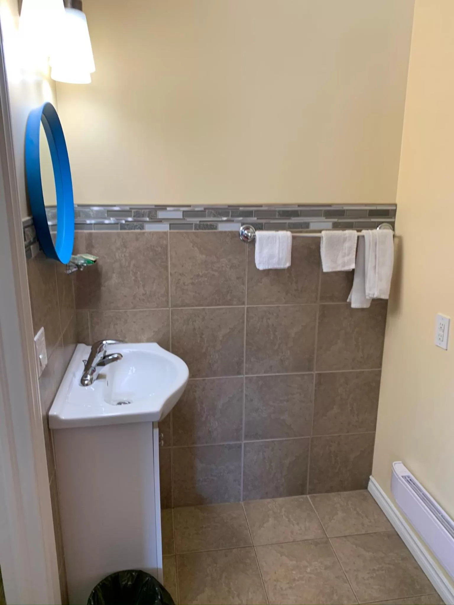 Bathroom in Sunparlor Motel