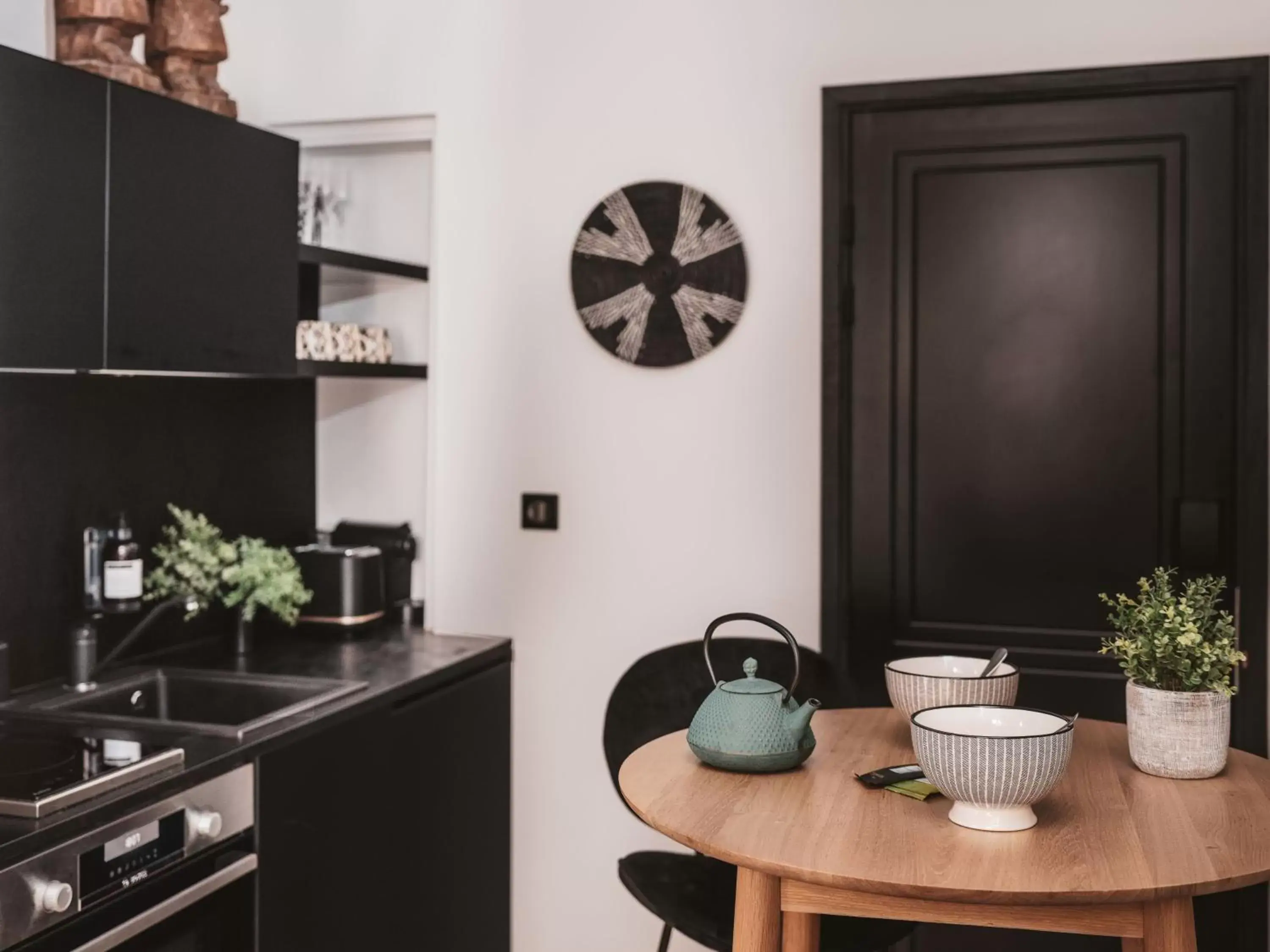 Dining area, Kitchen/Kitchenette in Maisons du Monde Hotel & Suites - Nantes