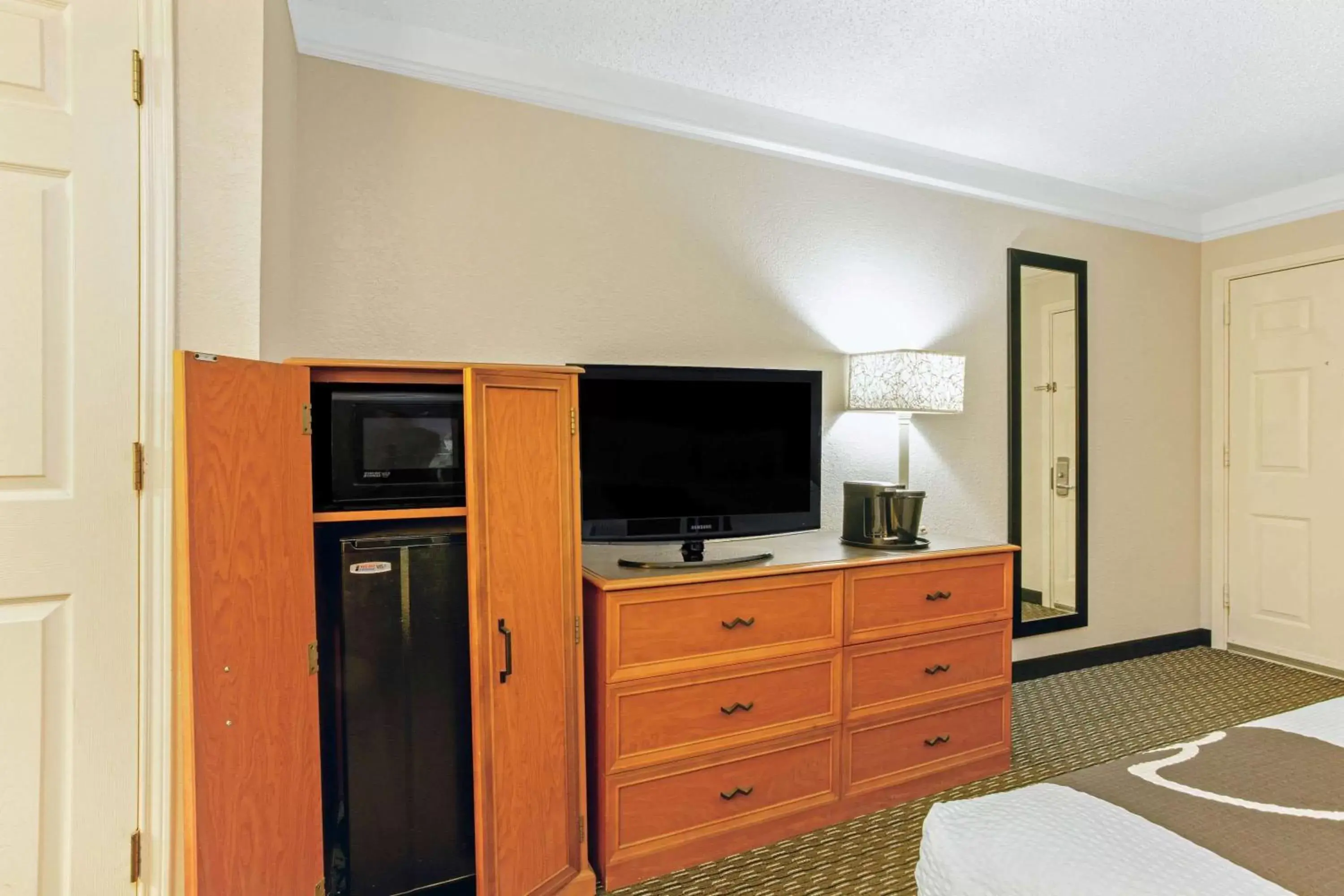 Photo of the whole room, TV/Entertainment Center in La Quinta Inn & Suites by Wyndham And Conference Center San Angelo