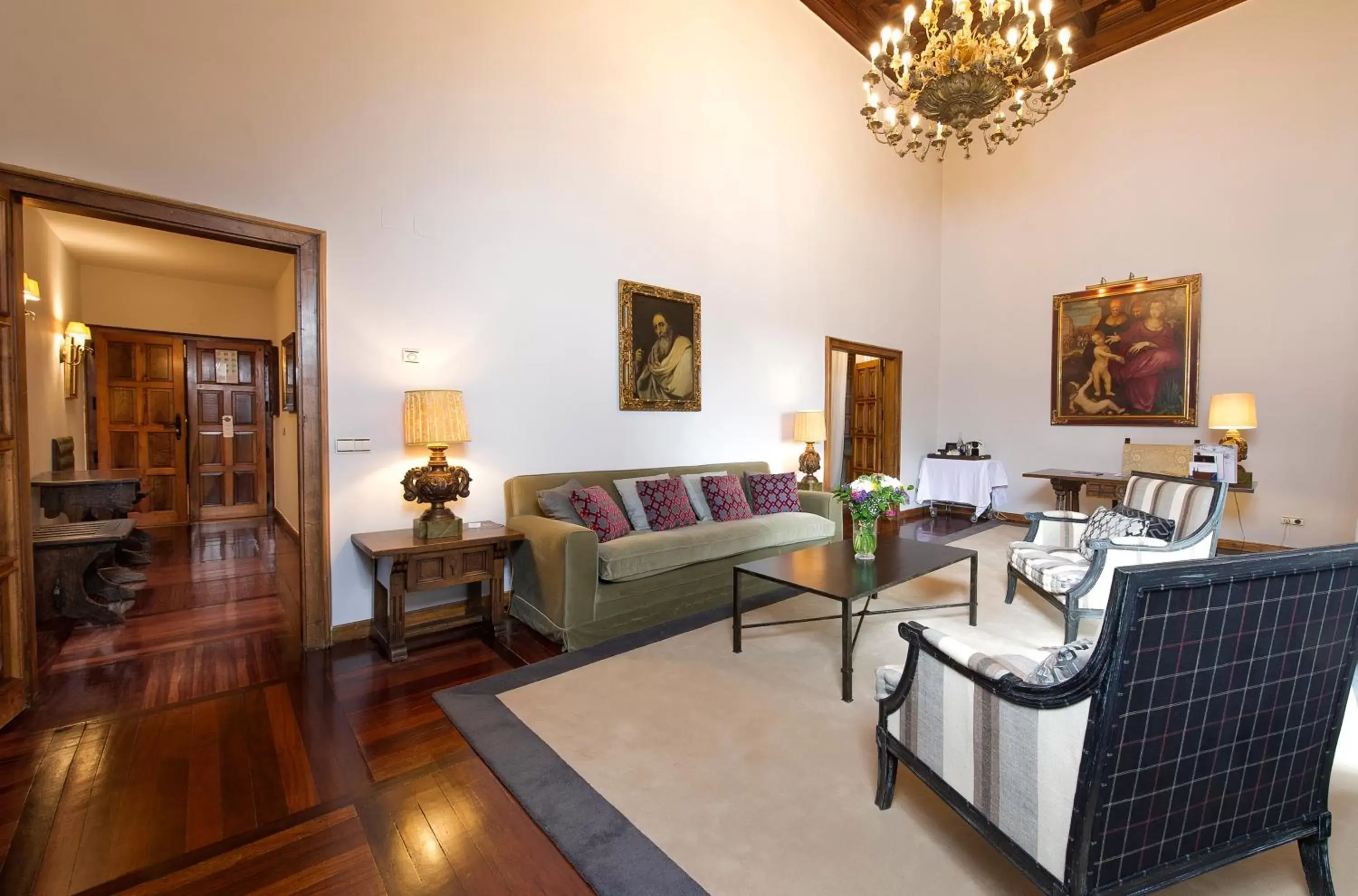 Photo of the whole room, Seating Area in Parador de Santiago - Hostal Reis Catolicos