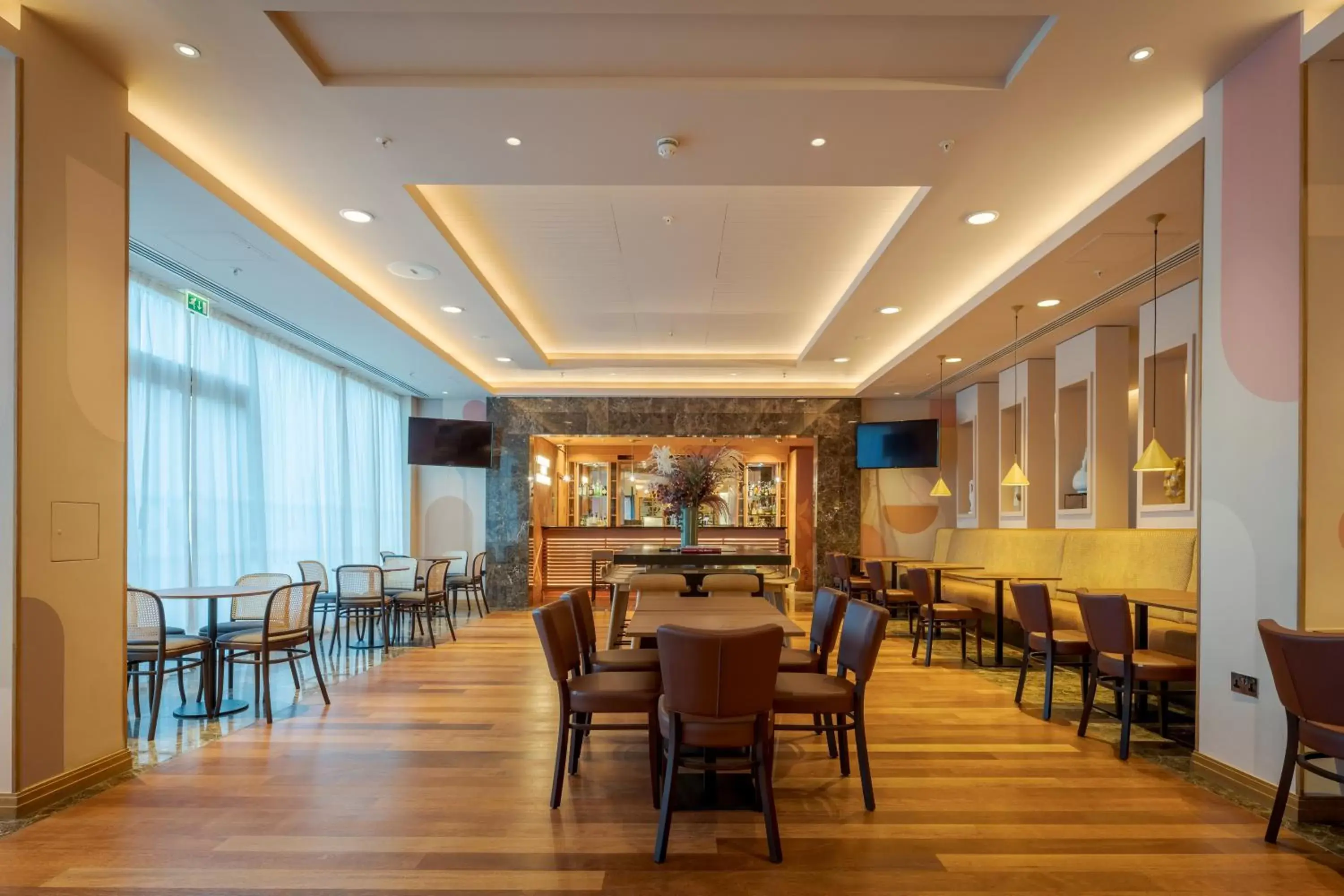 Lounge or bar, Restaurant/Places to Eat in Pestana Chelsea Bridge Hotel