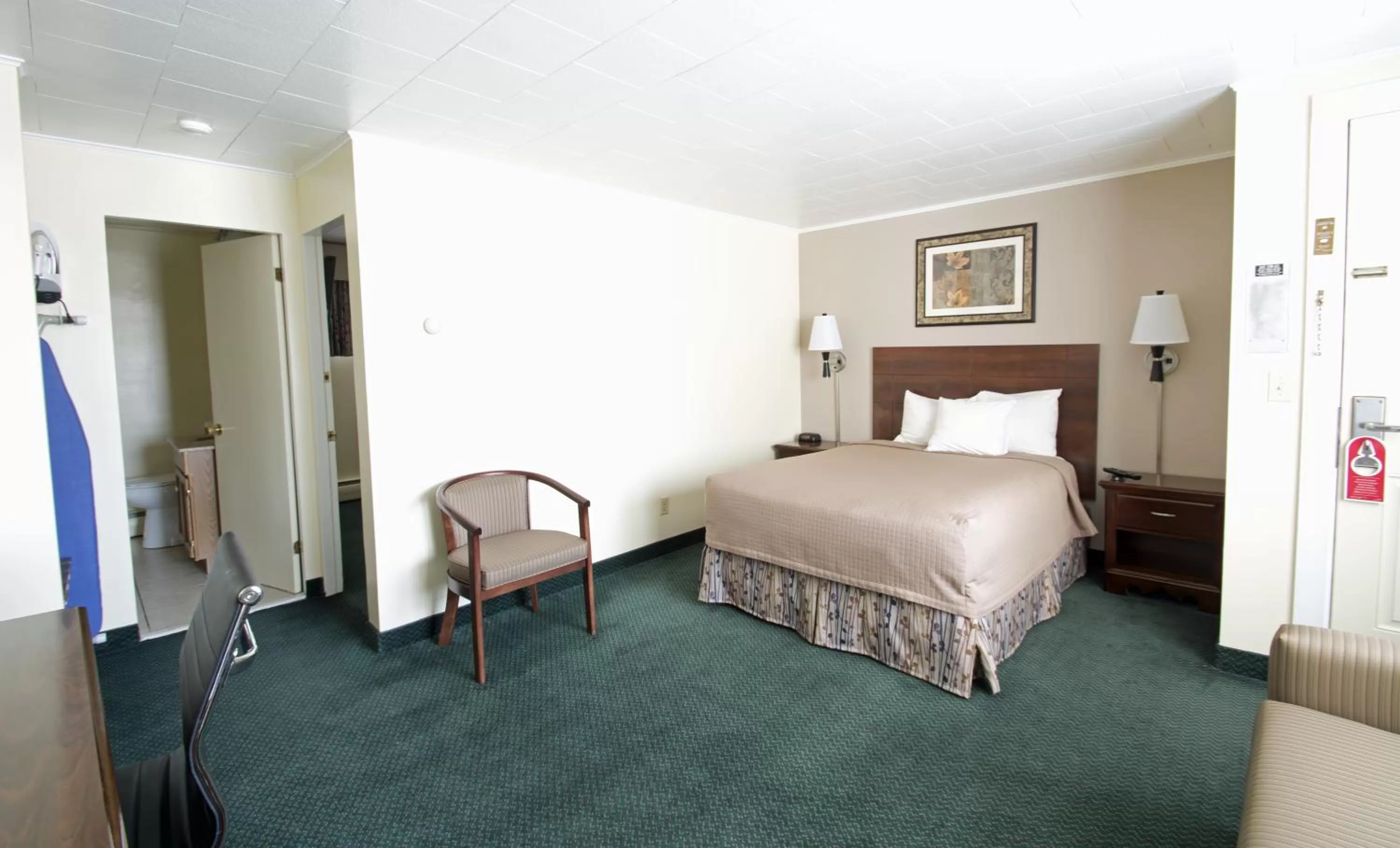 Bedroom, Bed in Travelers Inn