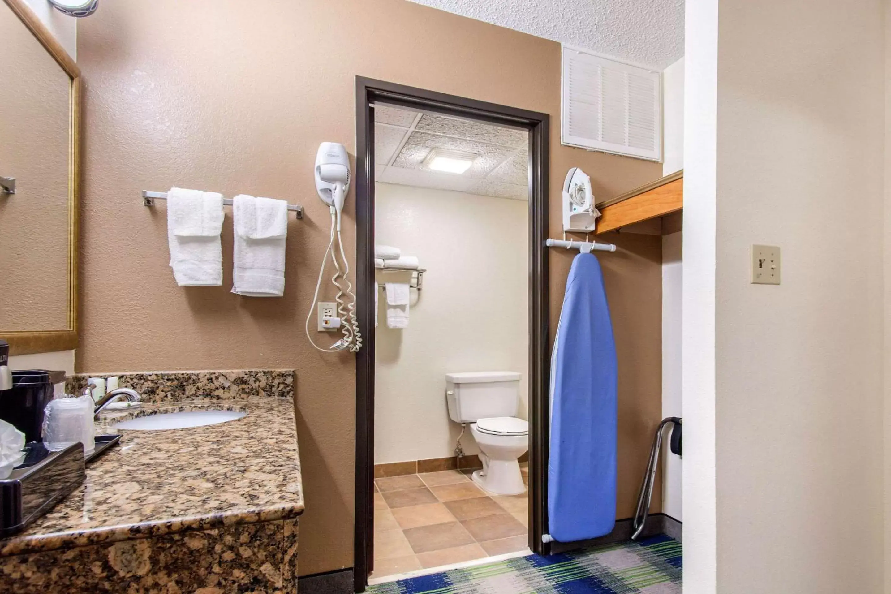 Bathroom in Quality Inn - Arkansas City