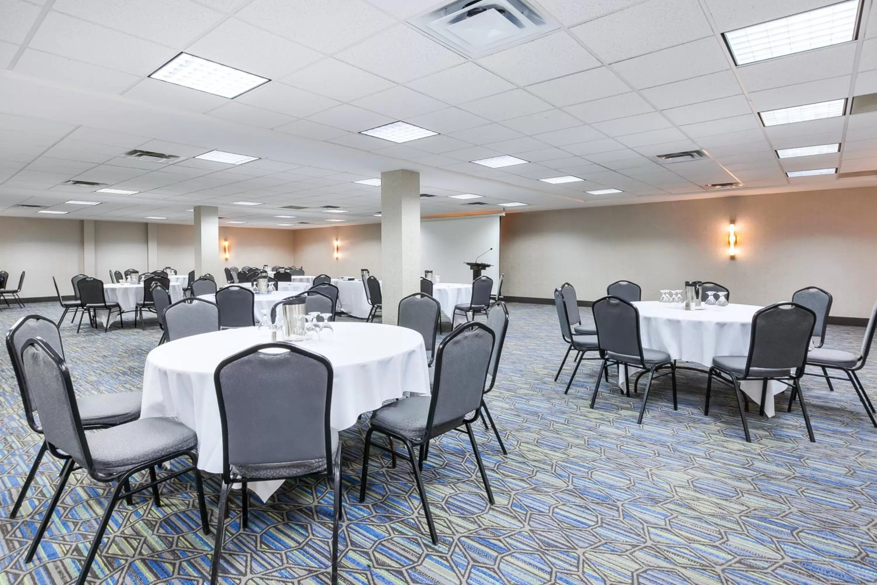 Meeting/conference room in Holiday Inn Express Winnipeg Airport - Polo Park by IHG