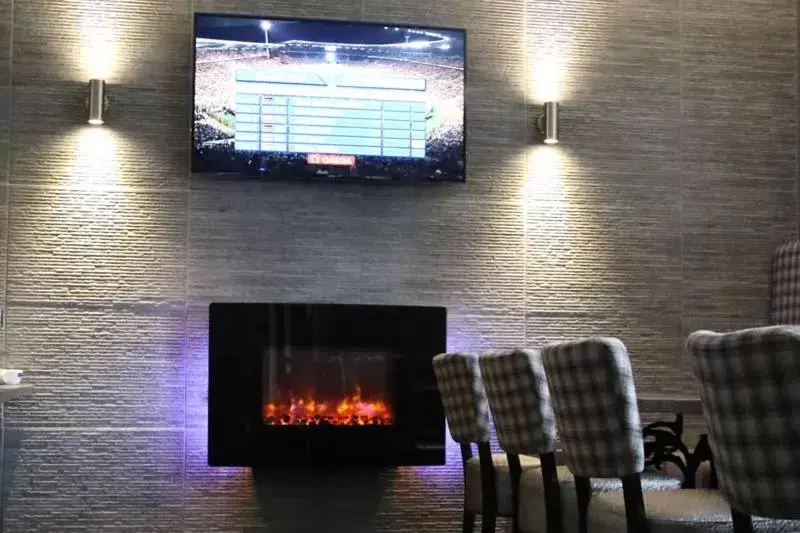 Seating area, TV/Entertainment Center in Station Hotel Stonehaven