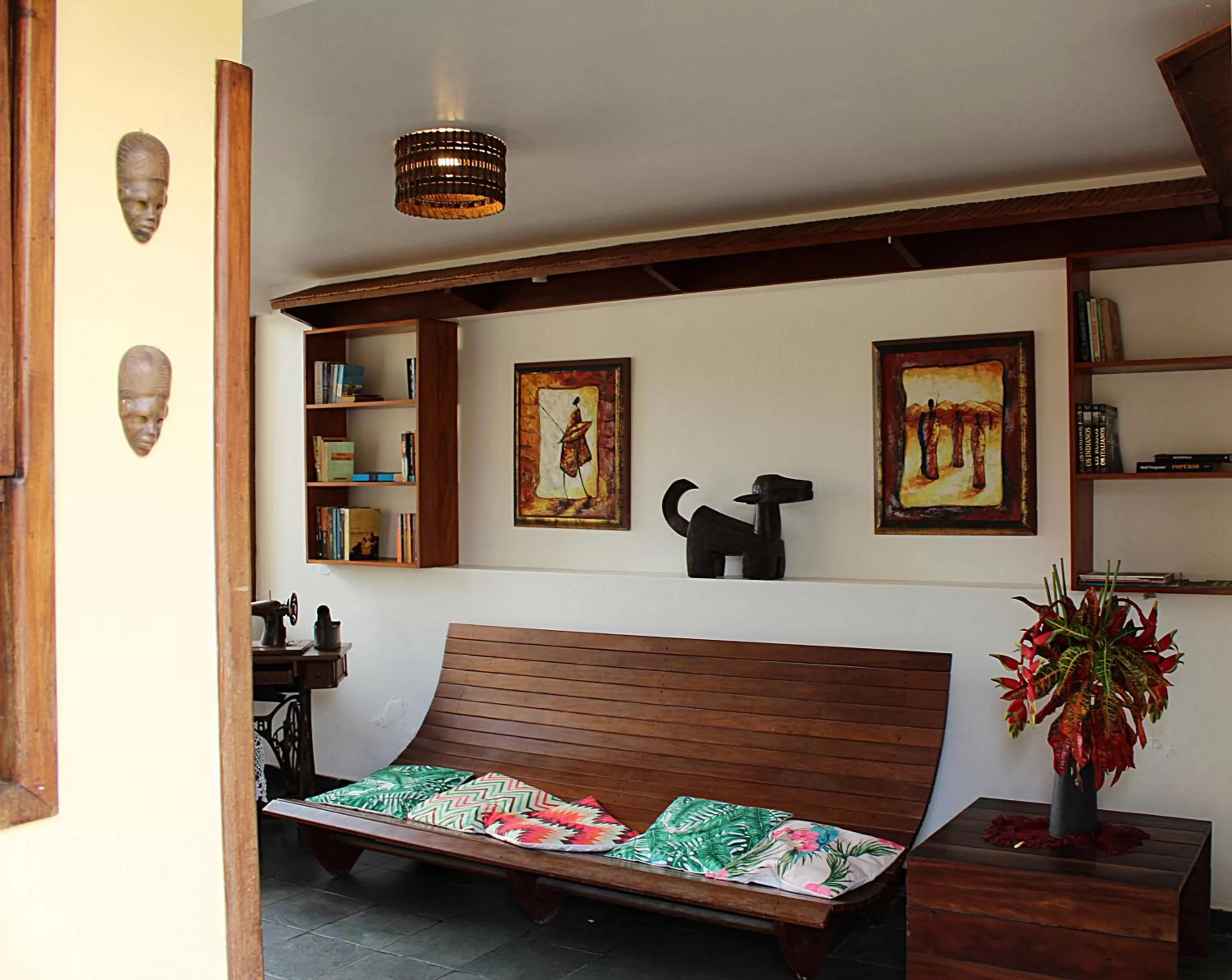 Library in Pousada dos Hibiscus