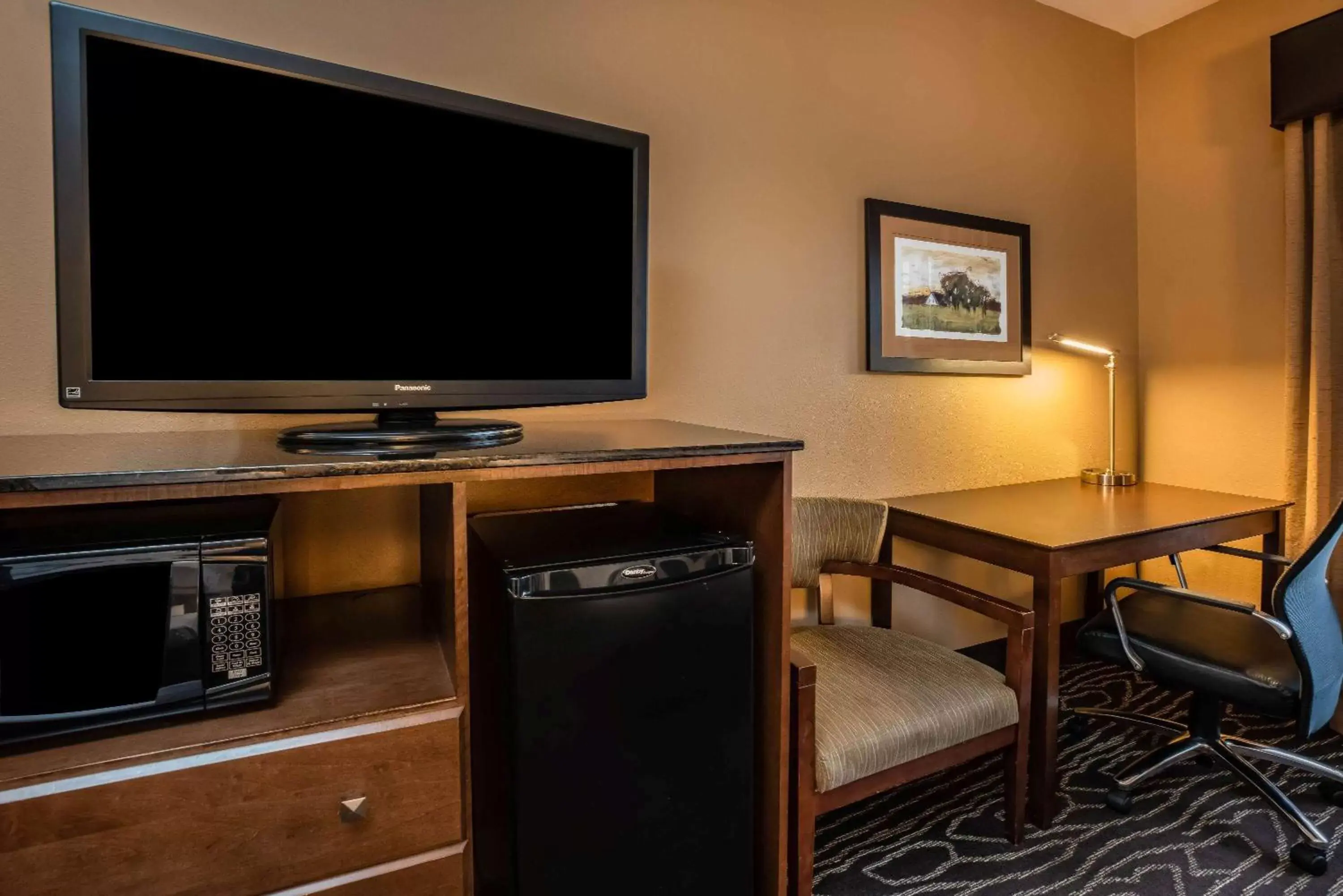 Photo of the whole room, TV/Entertainment Center in La Quinta by Wyndham Eugene