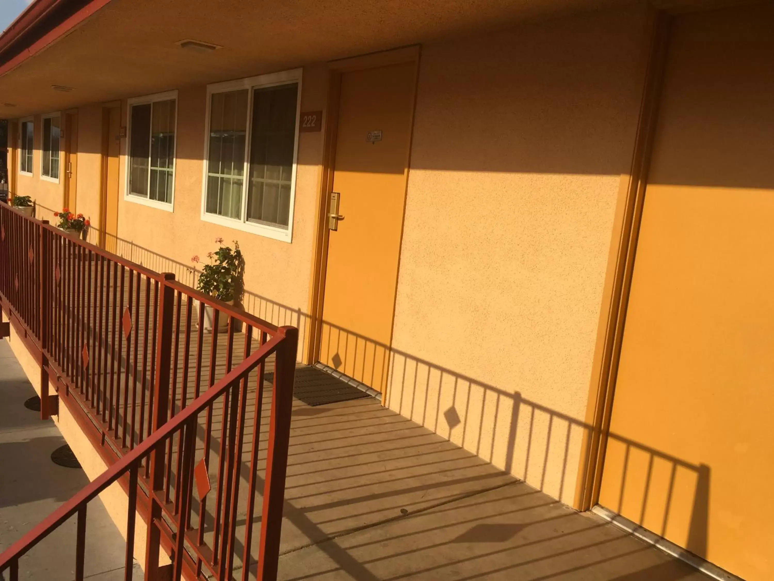 Property building, Balcony/Terrace in Americas Best Value Inn Beaumont California
